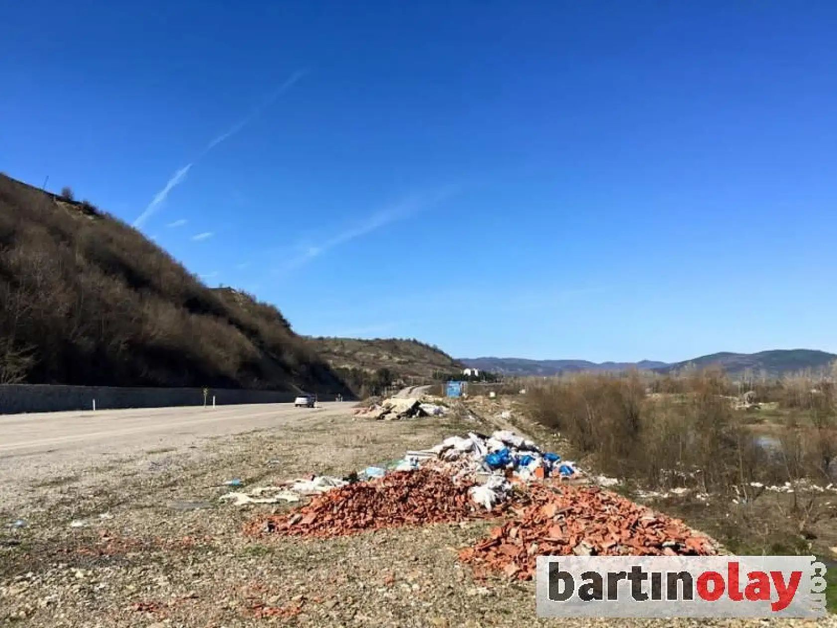 Ana yol kenarı çöplüğe döndü