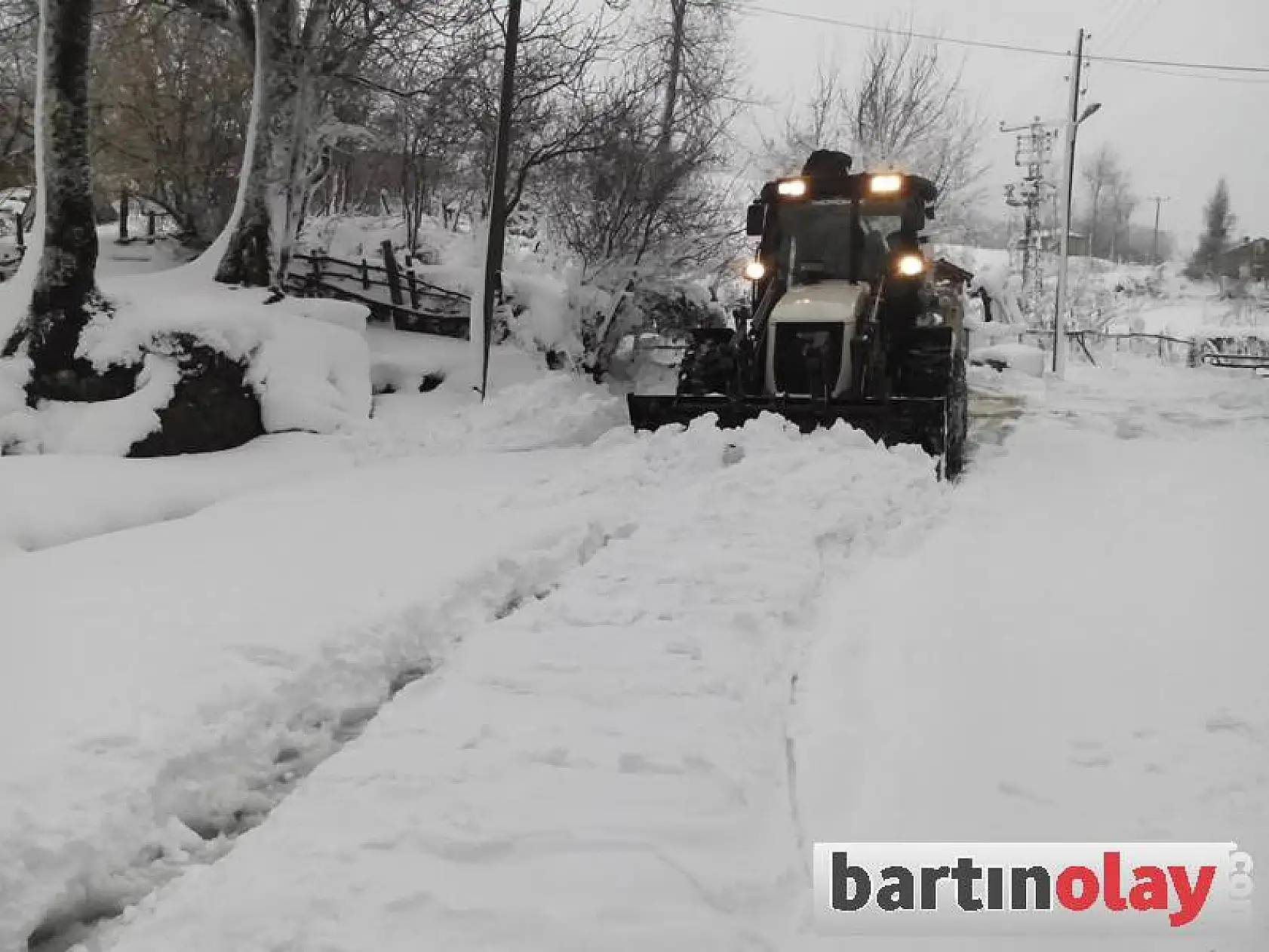 Köy yollarında kar manzaraları