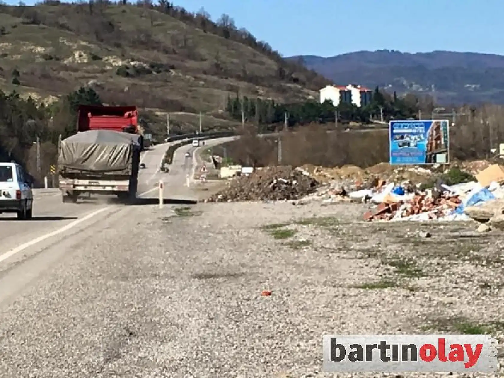 Ana yol kenarı çöplüğe döndü