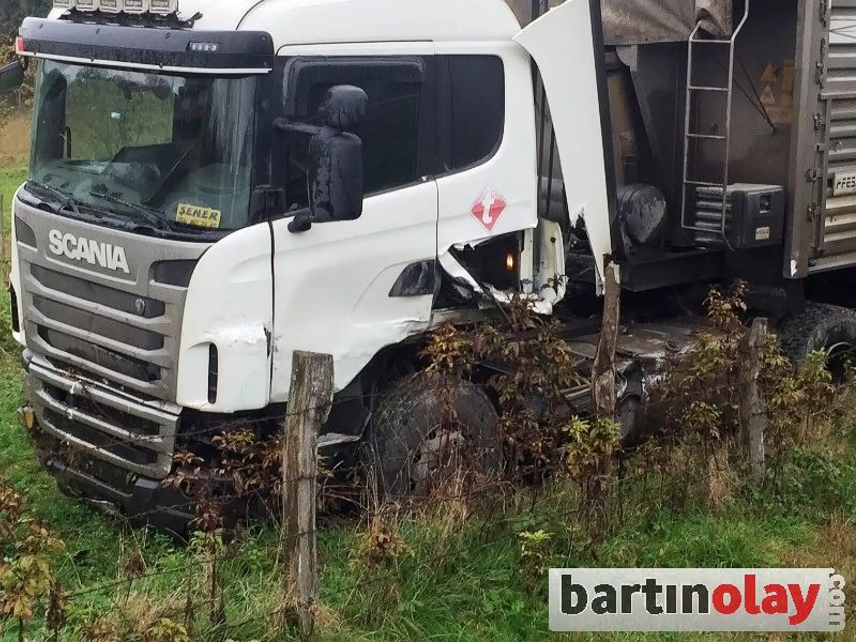 Minibüs ile tır çarpıştı: 2 yaralı