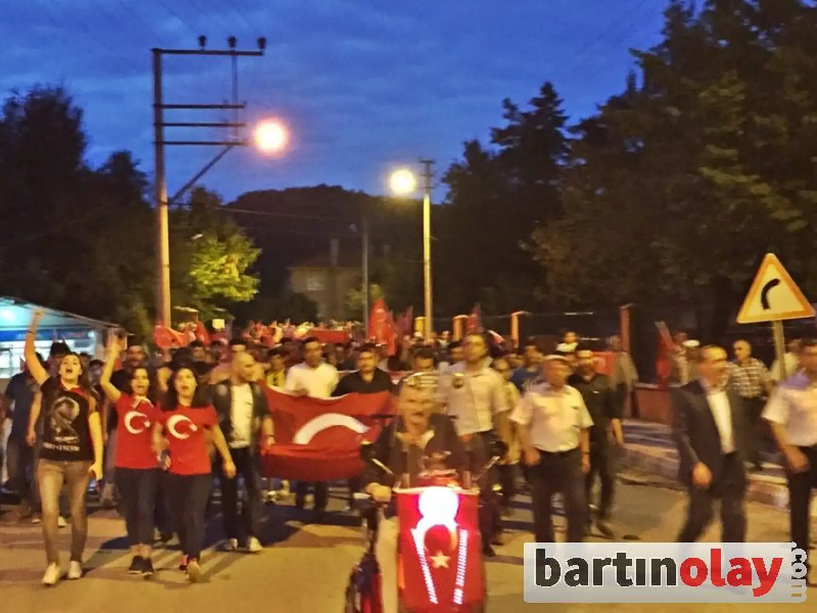 Ulus'ta yüzlerce kişi terörü lanetledi