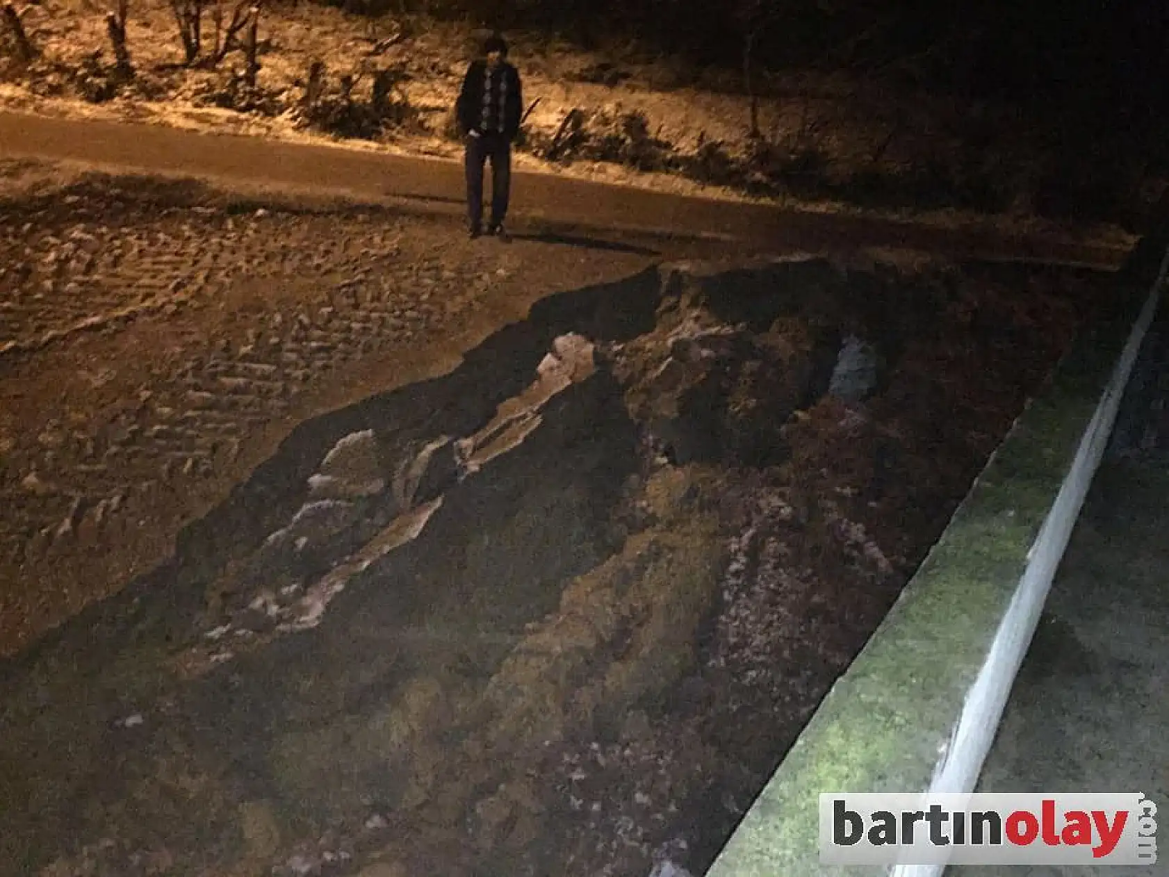 Kocaköy'de istinat duvarı yıkıldı