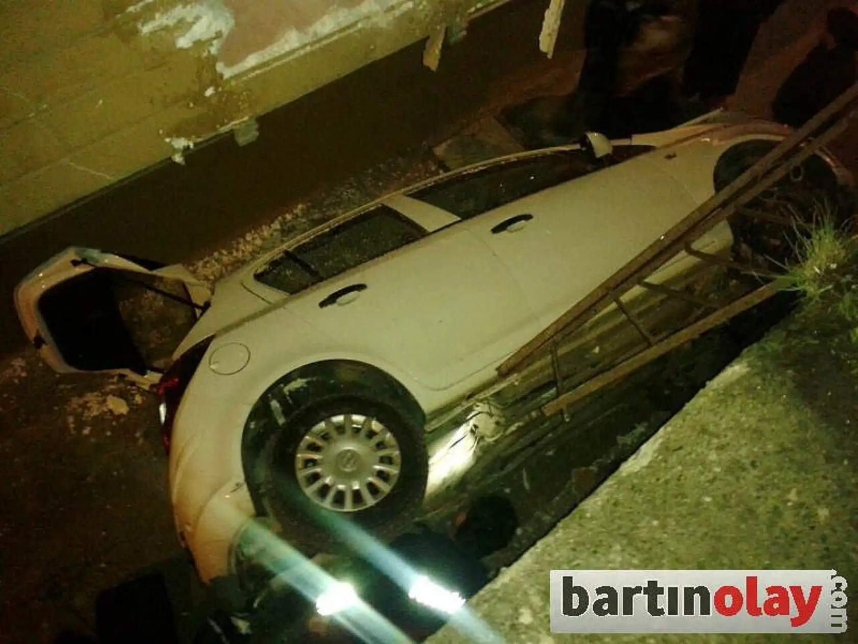 Otomobil Apartman boşluğuna uçtu