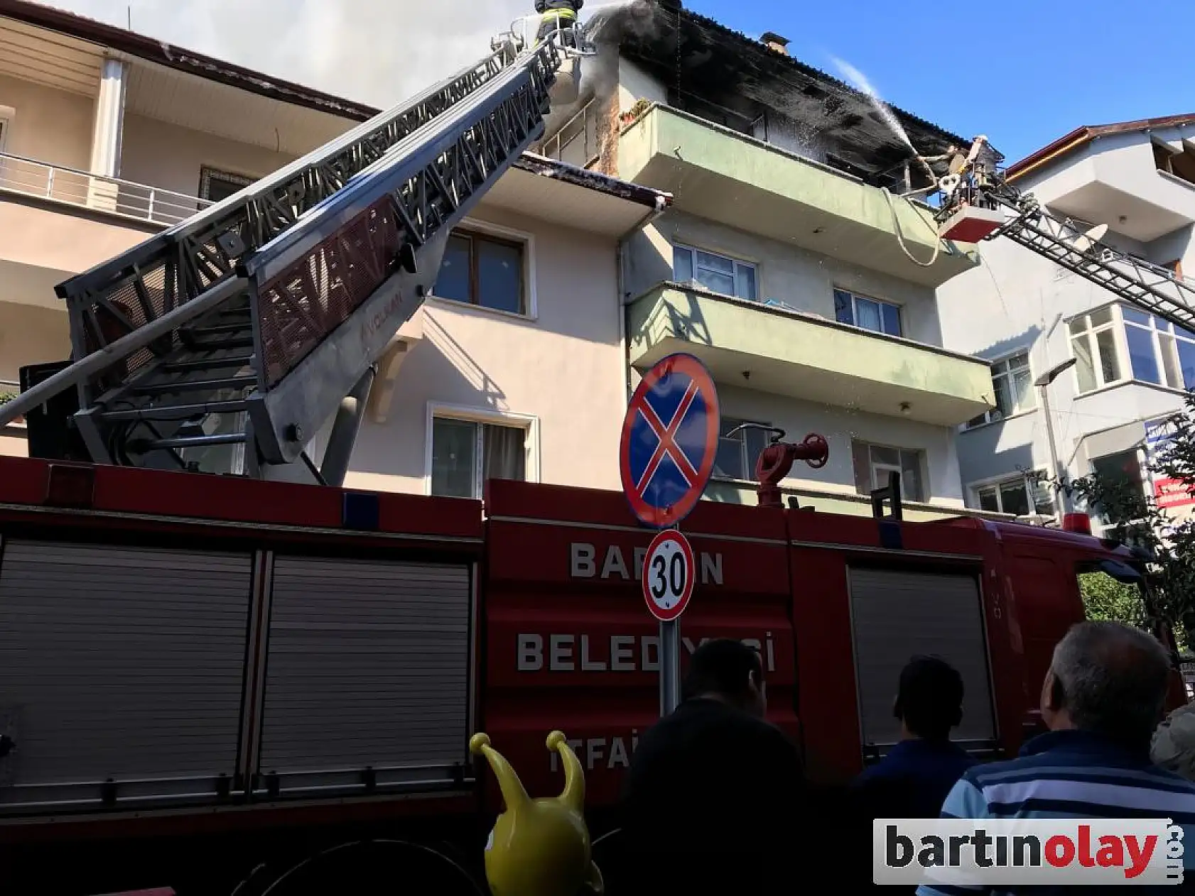 Eşyaları tamamen yanan aile yardım bekliyor