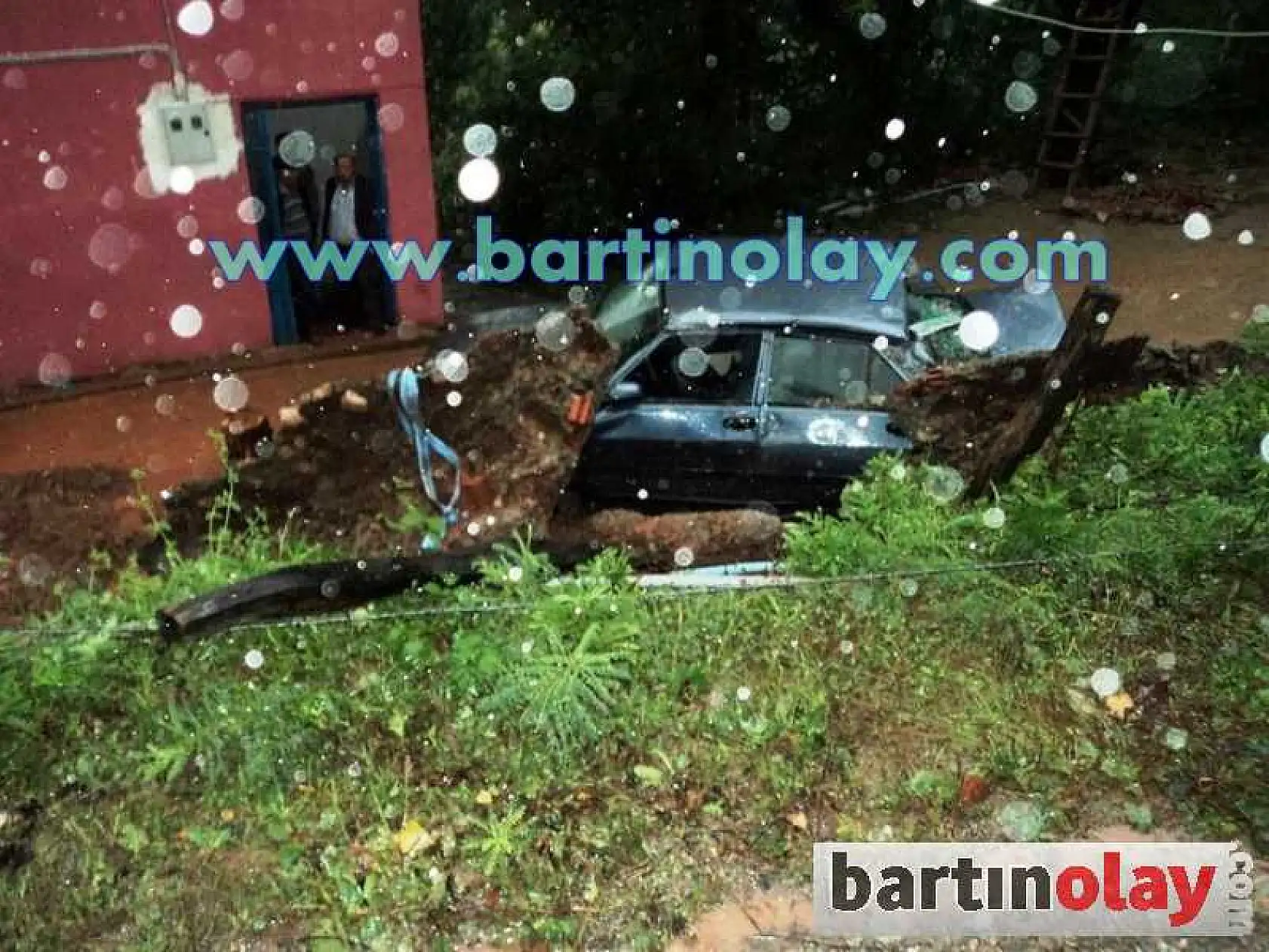 GÖÇEN DUVAR İLE ARAÇ ARASINDA EZİLDİ