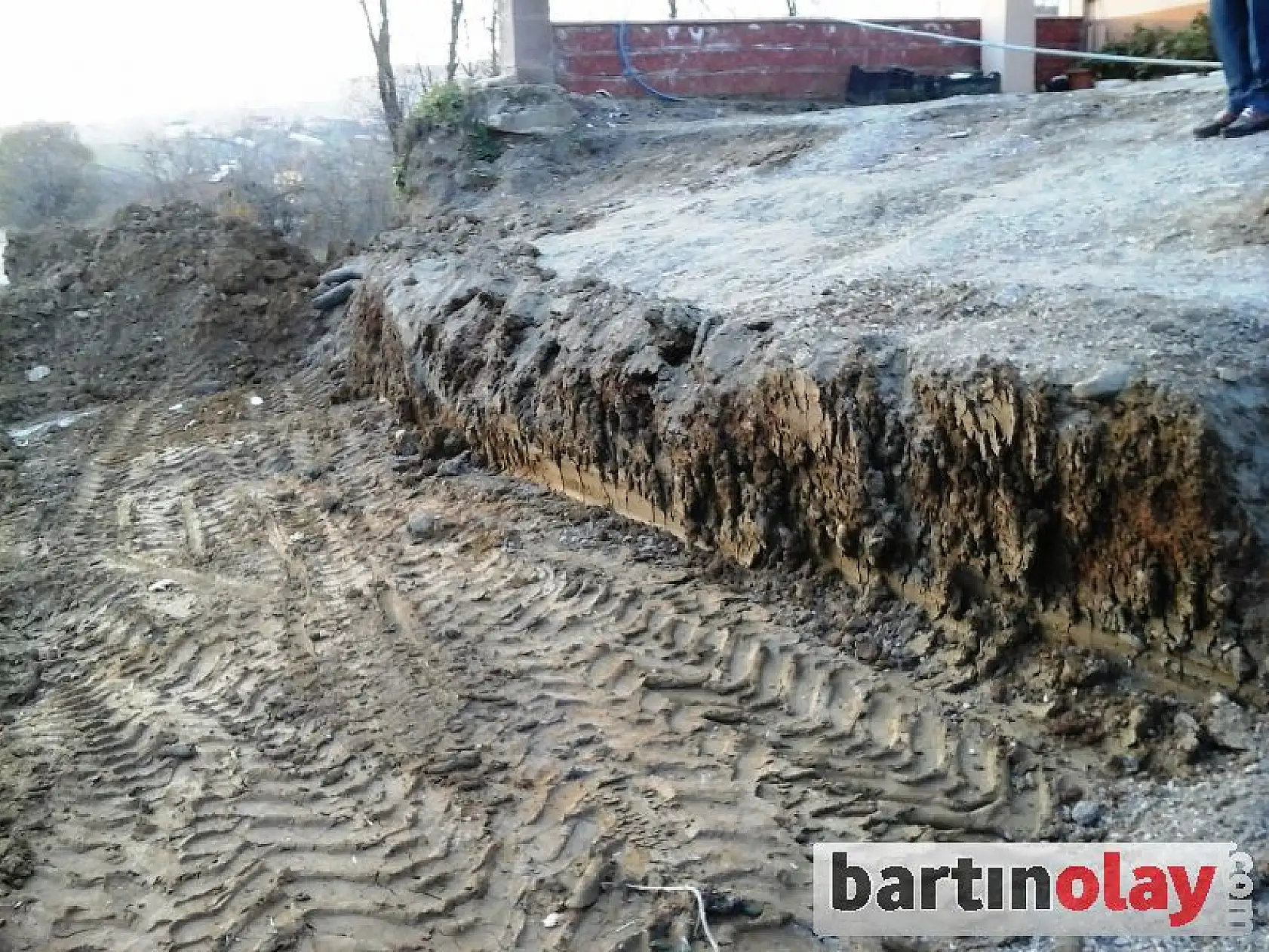 Yol nedeniyle evinin girişi kapandı