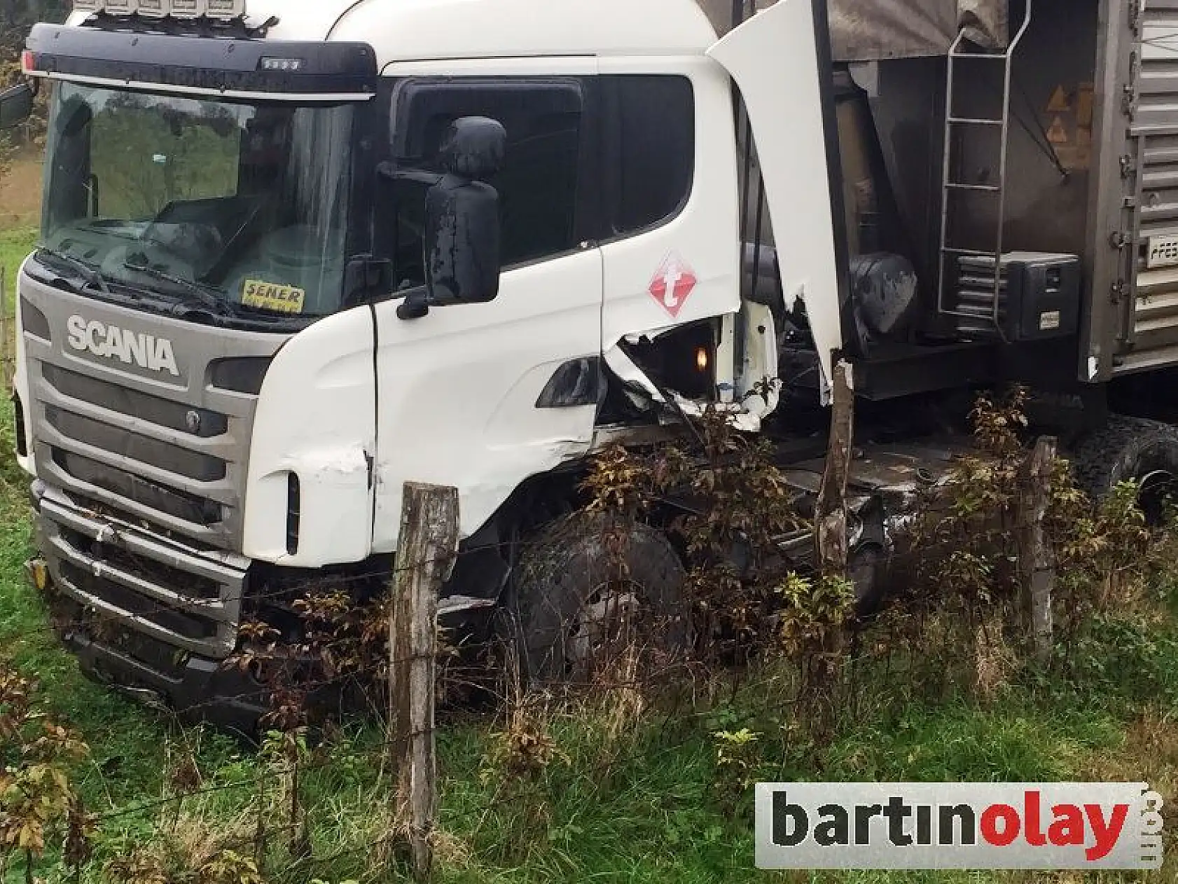 Minibüs ile tır çarpıştı: 2 yaralı