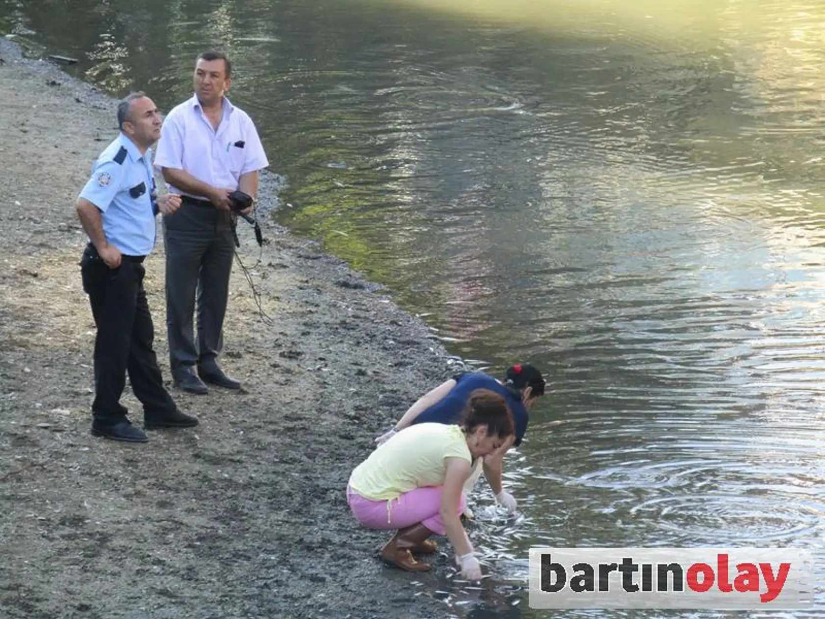 Irmağında balıklar can çekişiyor