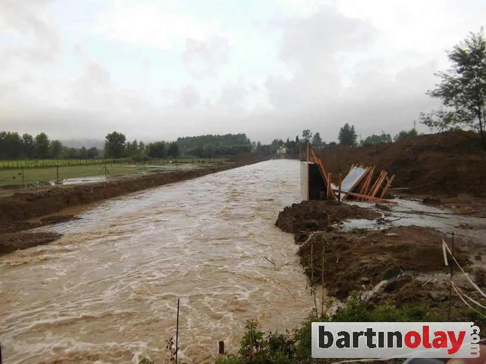 BARTIN'DA EV VE İŞYERLERİ SU ALTINDA KALDI