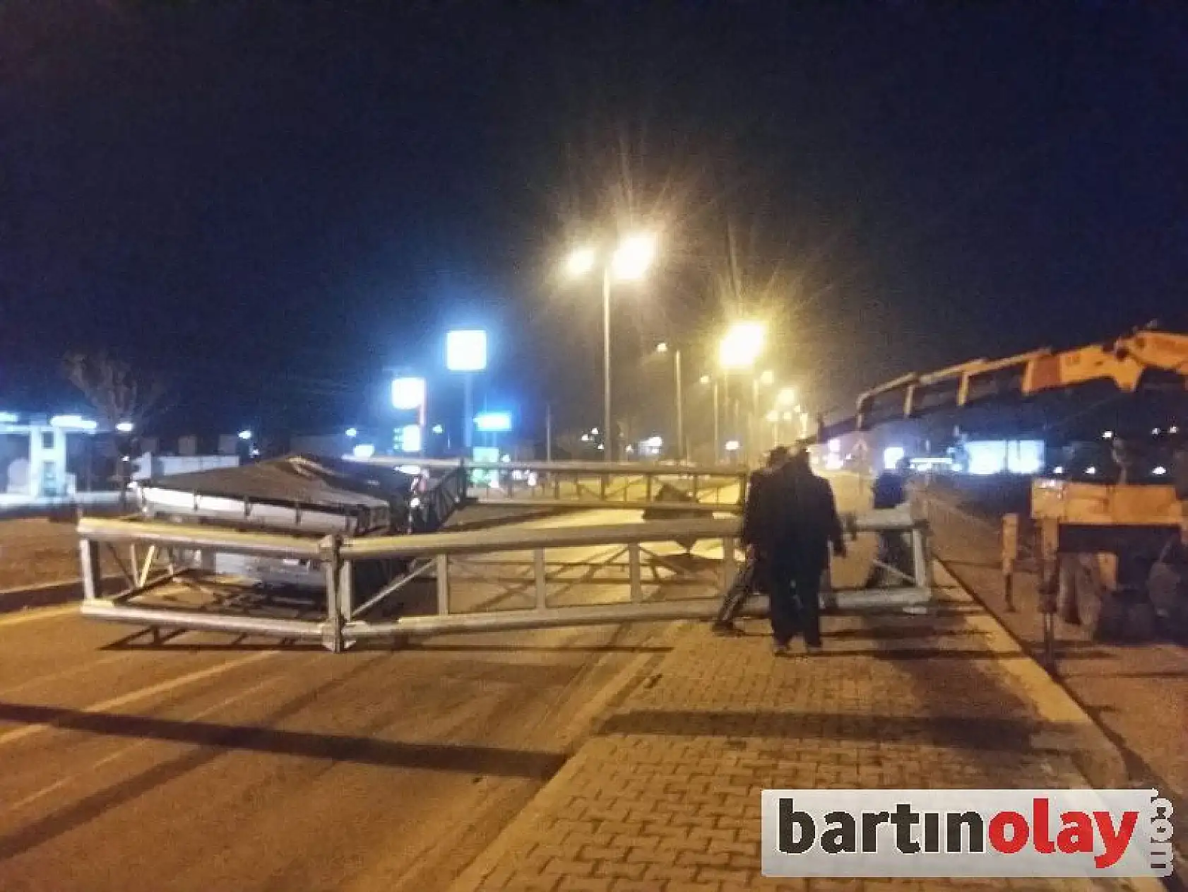 Açılan Kamyon damperi tabelayı devirdi