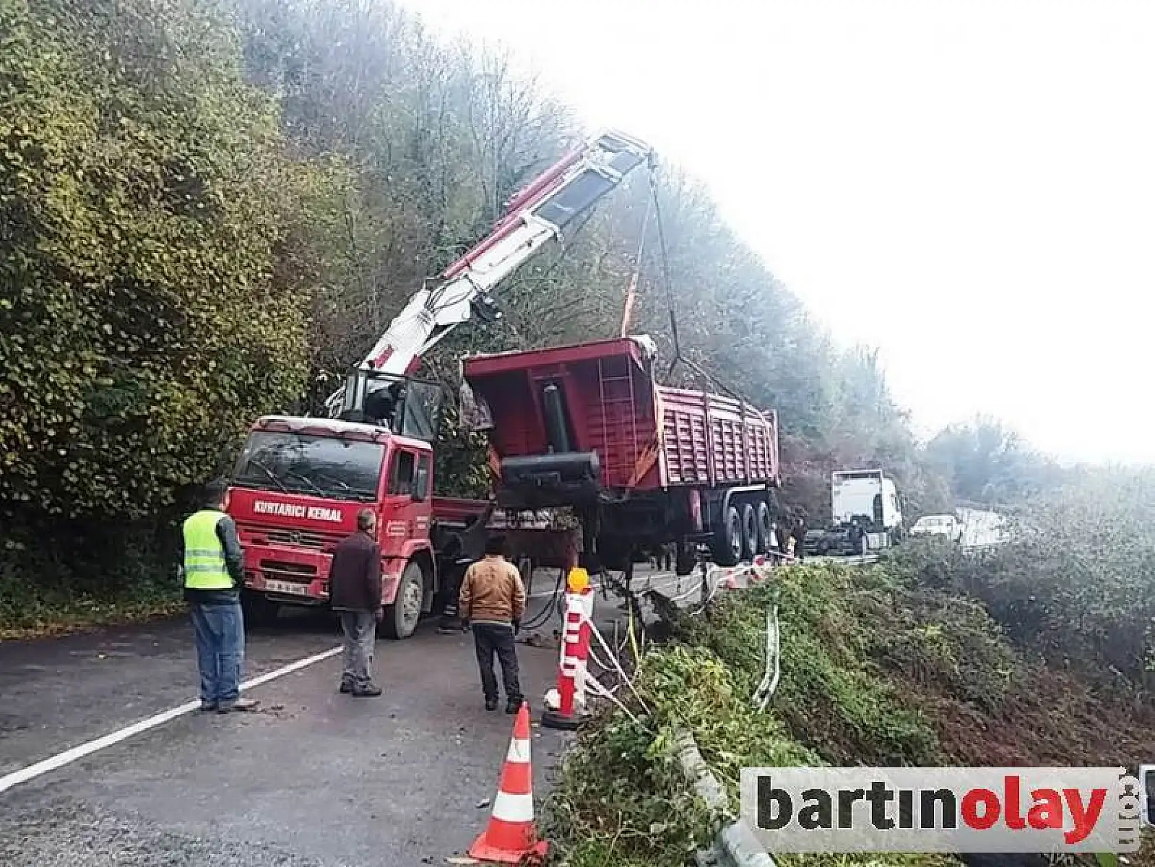 Amasra yolunda kömür yüklü tır devrildi