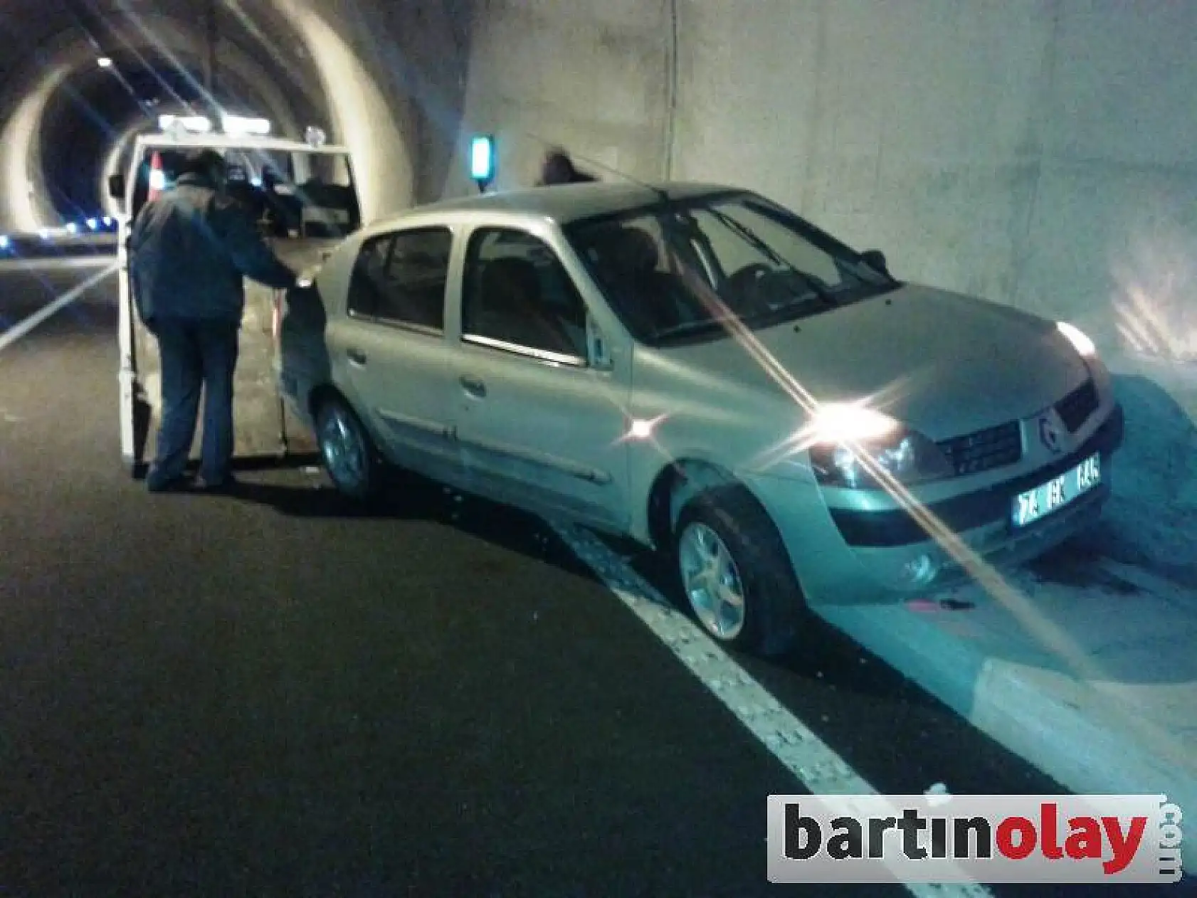 Otomobil Tünel içinde duvara çarptı