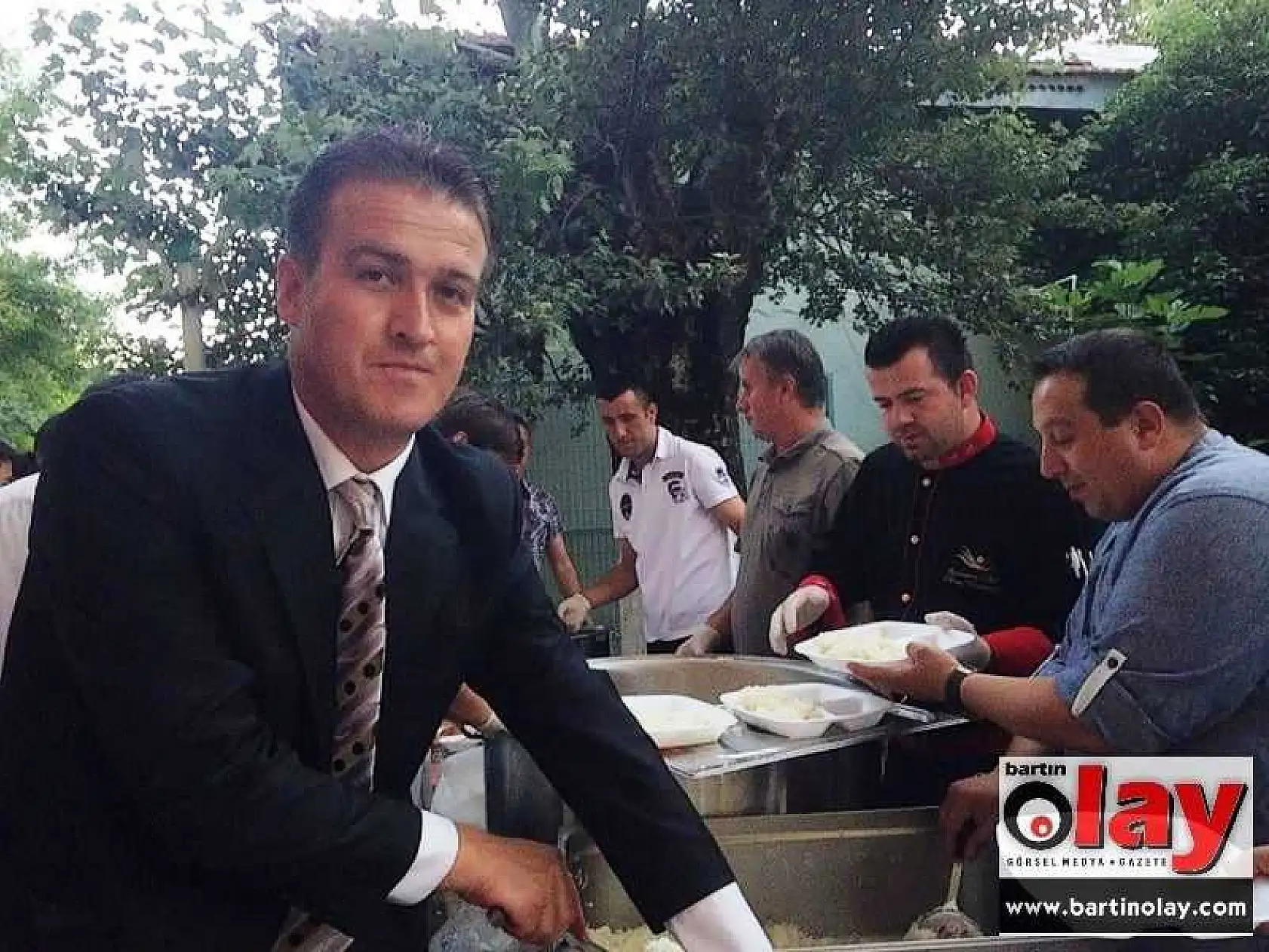 ALAN DAR GELİNCE DAMAT VE BABASI AĞAÇTA OYNADI