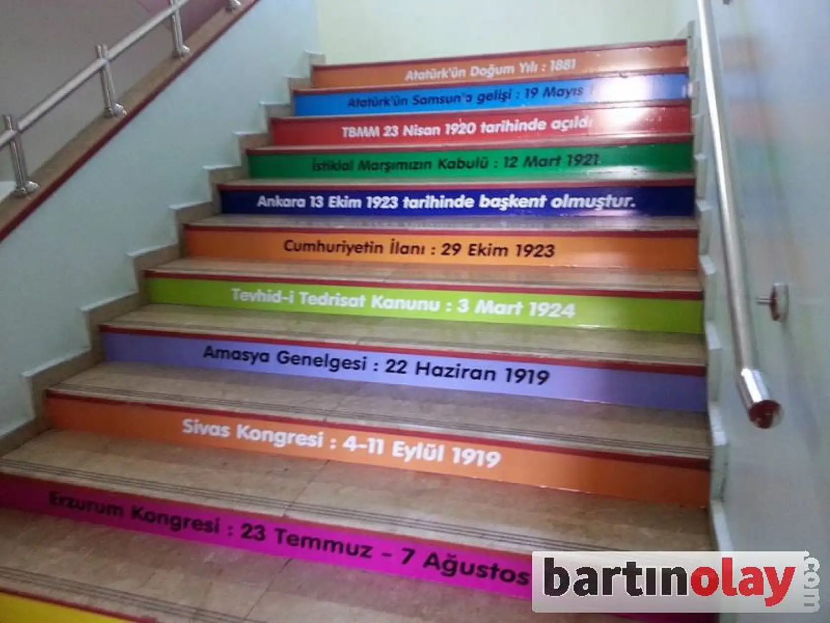 Okul Merdivenleri Bilgilerle Donatıldı