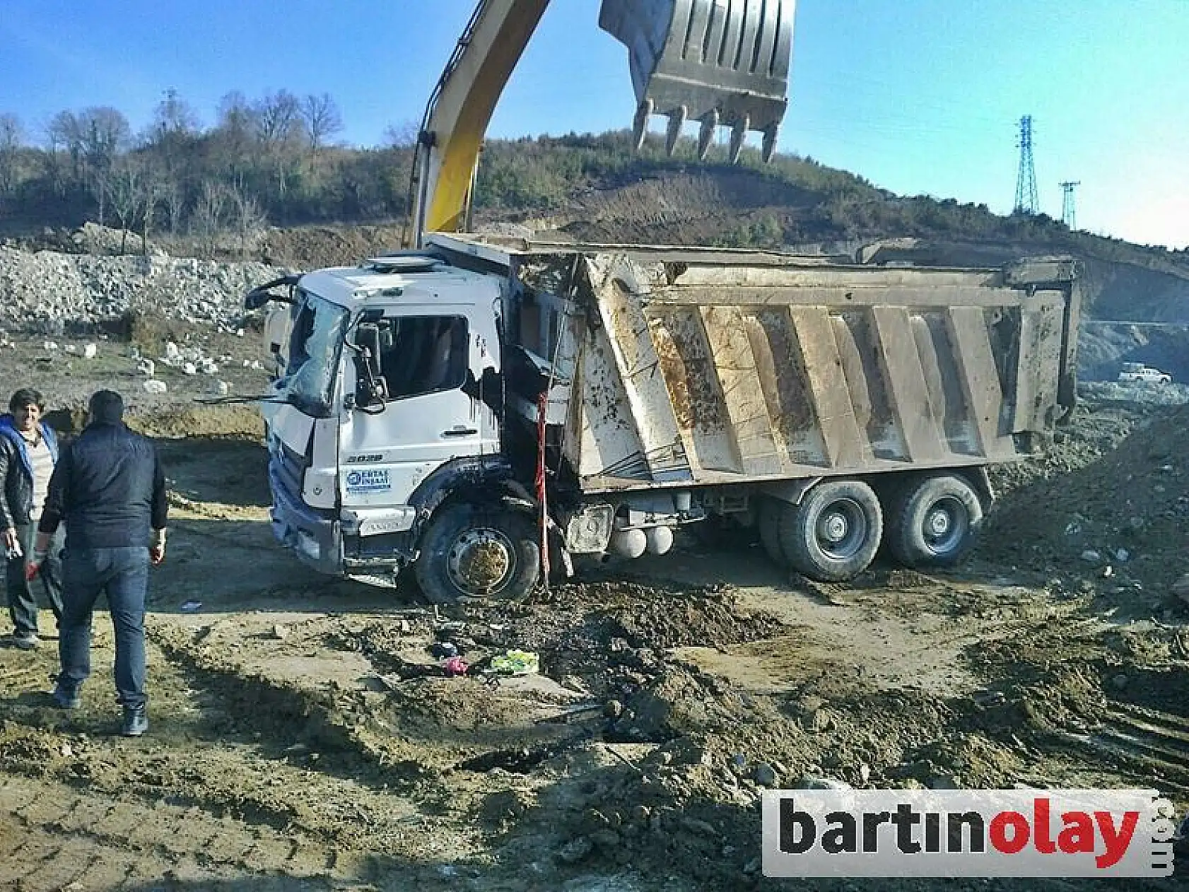 Hafriyat kamyonu devrildi