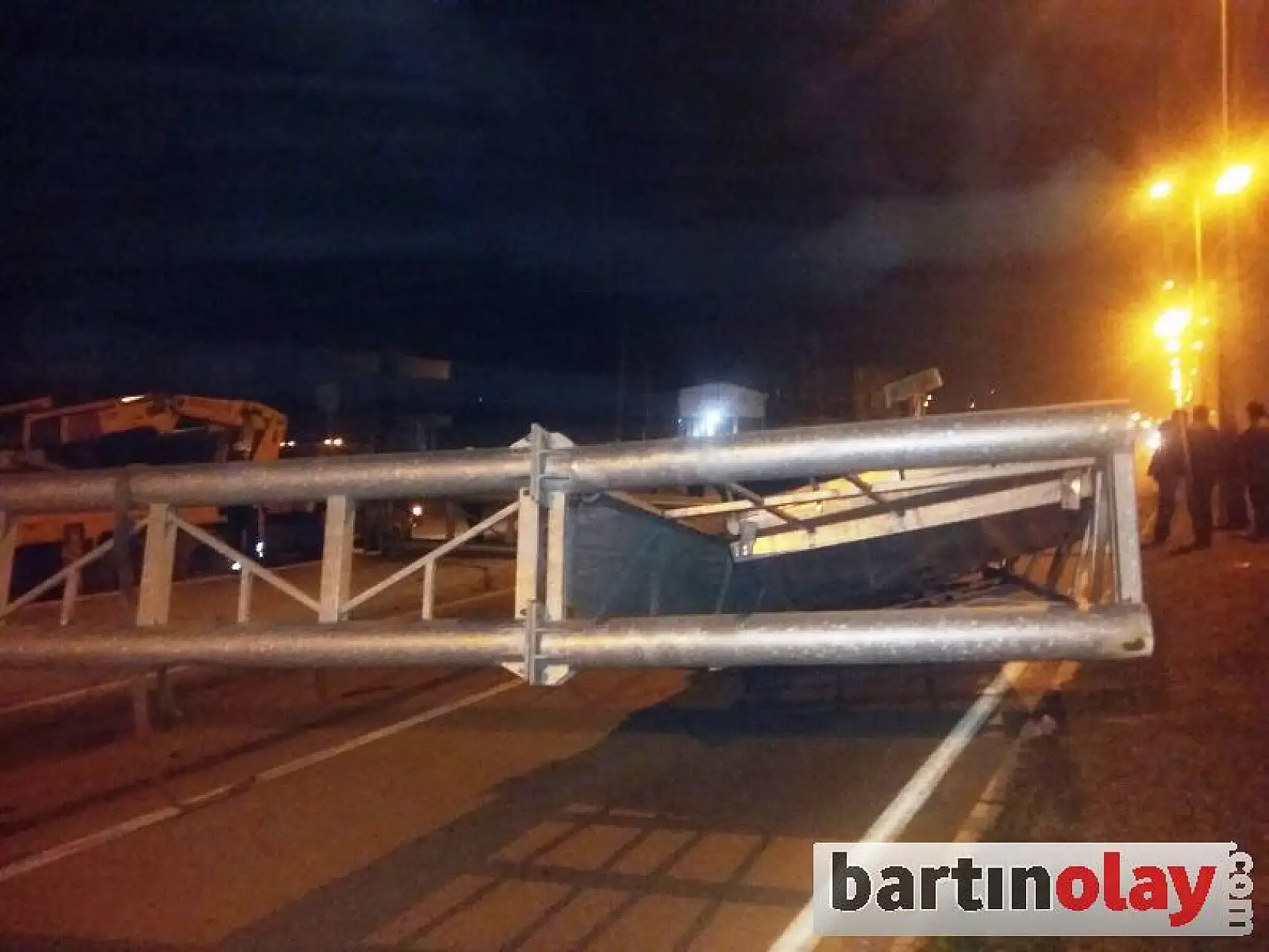 Açılan Kamyon damperi tabelayı devirdi