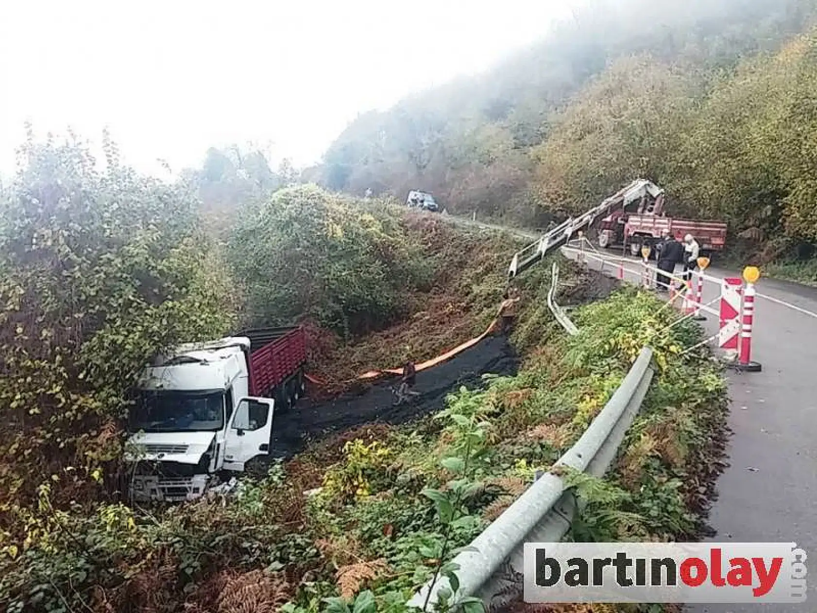Amasra yolunda kömür yüklü tır devrildi