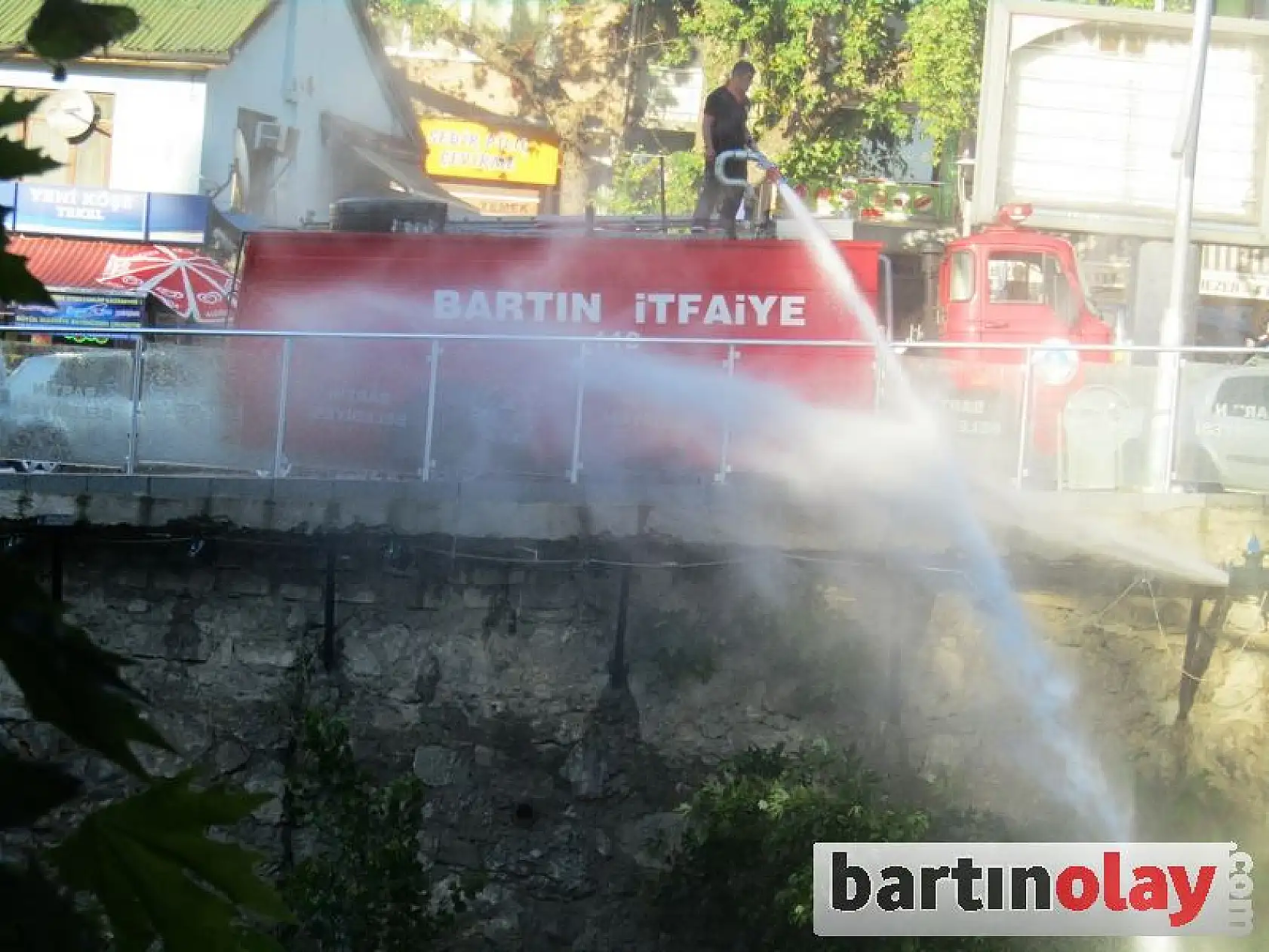 Irmağında balıklar can çekişiyor