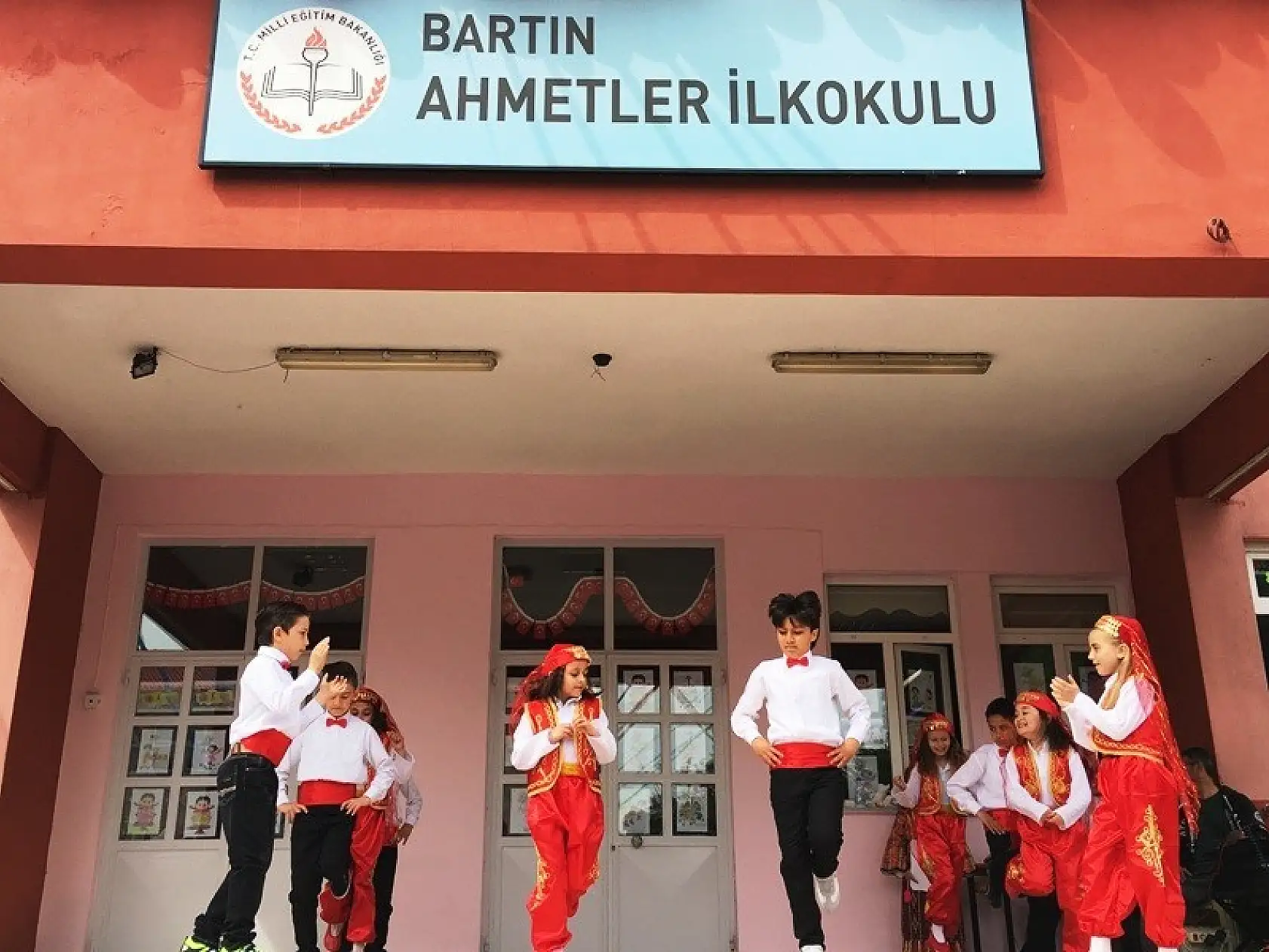 Ahmetler İlkokulunda 23 Nisan coşkusu