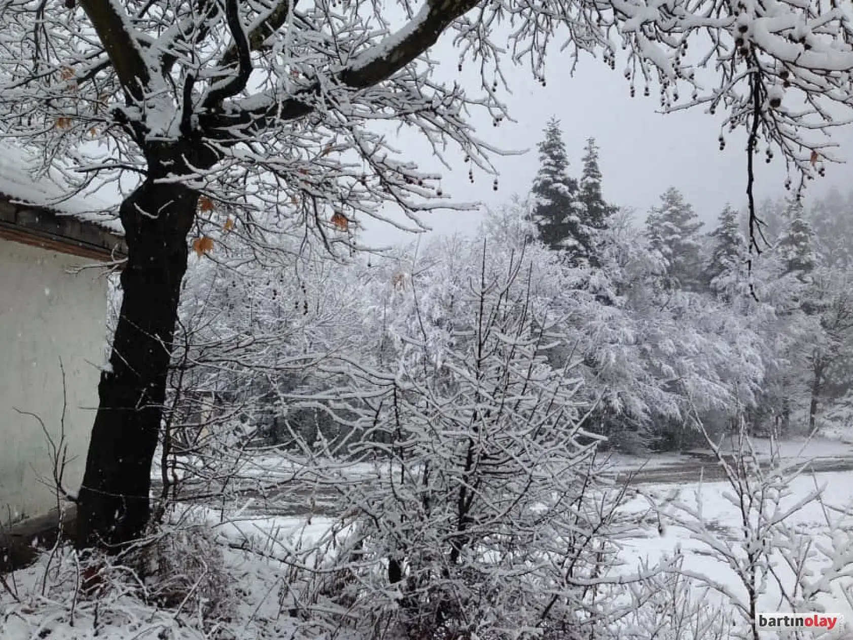Ahmetusta geçidinde kar etkili oluyor