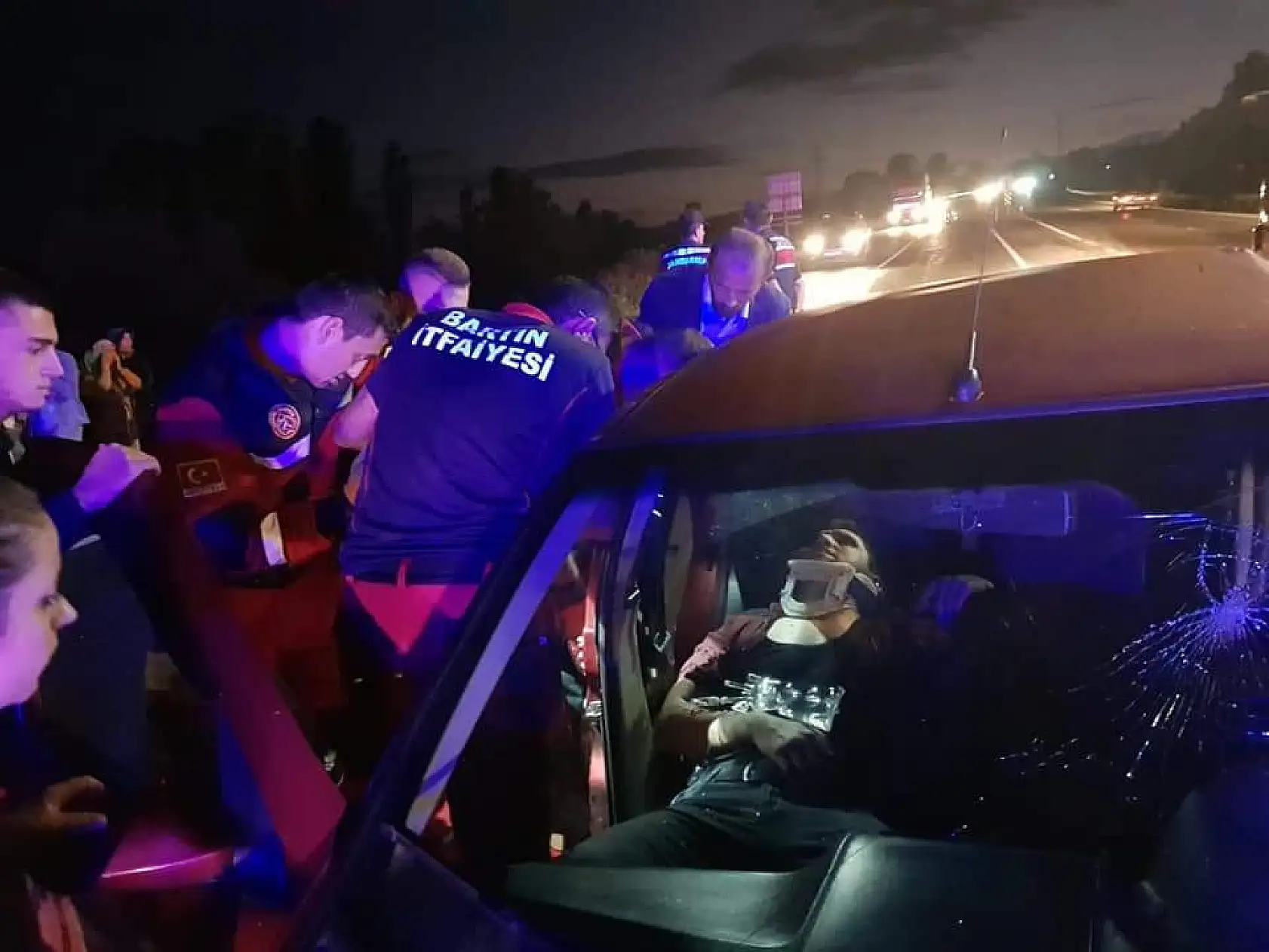 Akmanlar'da 2 otomobil çarpıştı, 3 yaralı