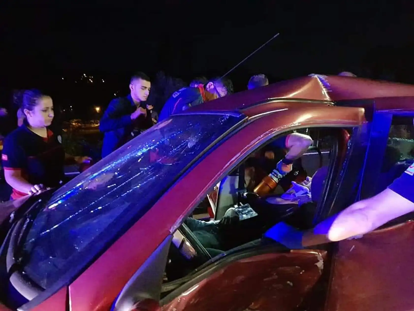 Akmanlar'da 2 otomobil çarpıştı, 3 yaralı