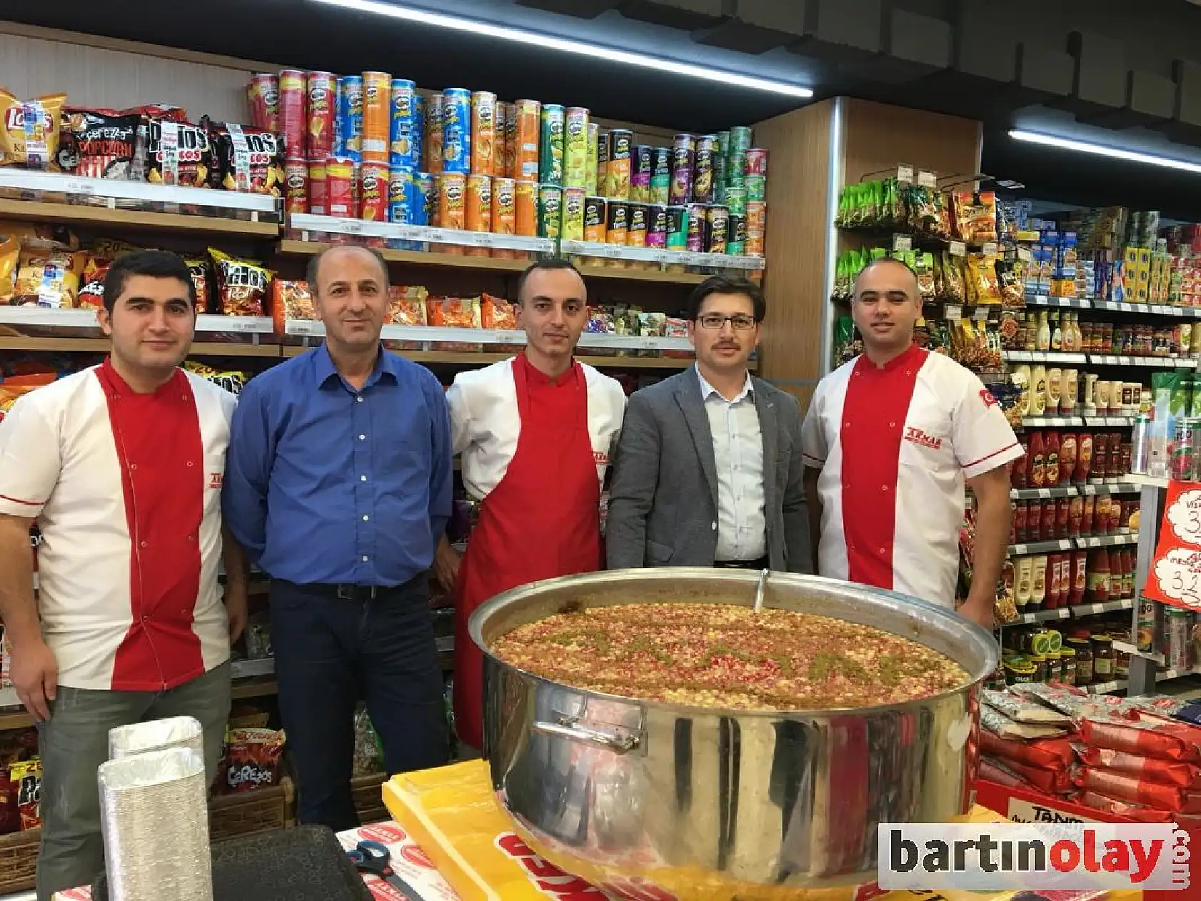 Akmar Market Müşterilerine Aşure İkram Etti 