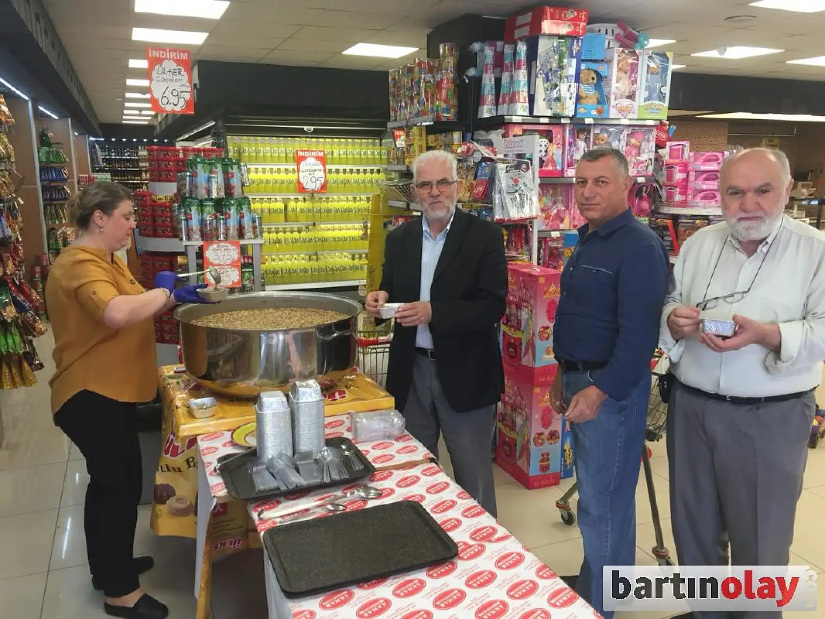 Akmar Market Müşterilerine Aşure İkram Etti 