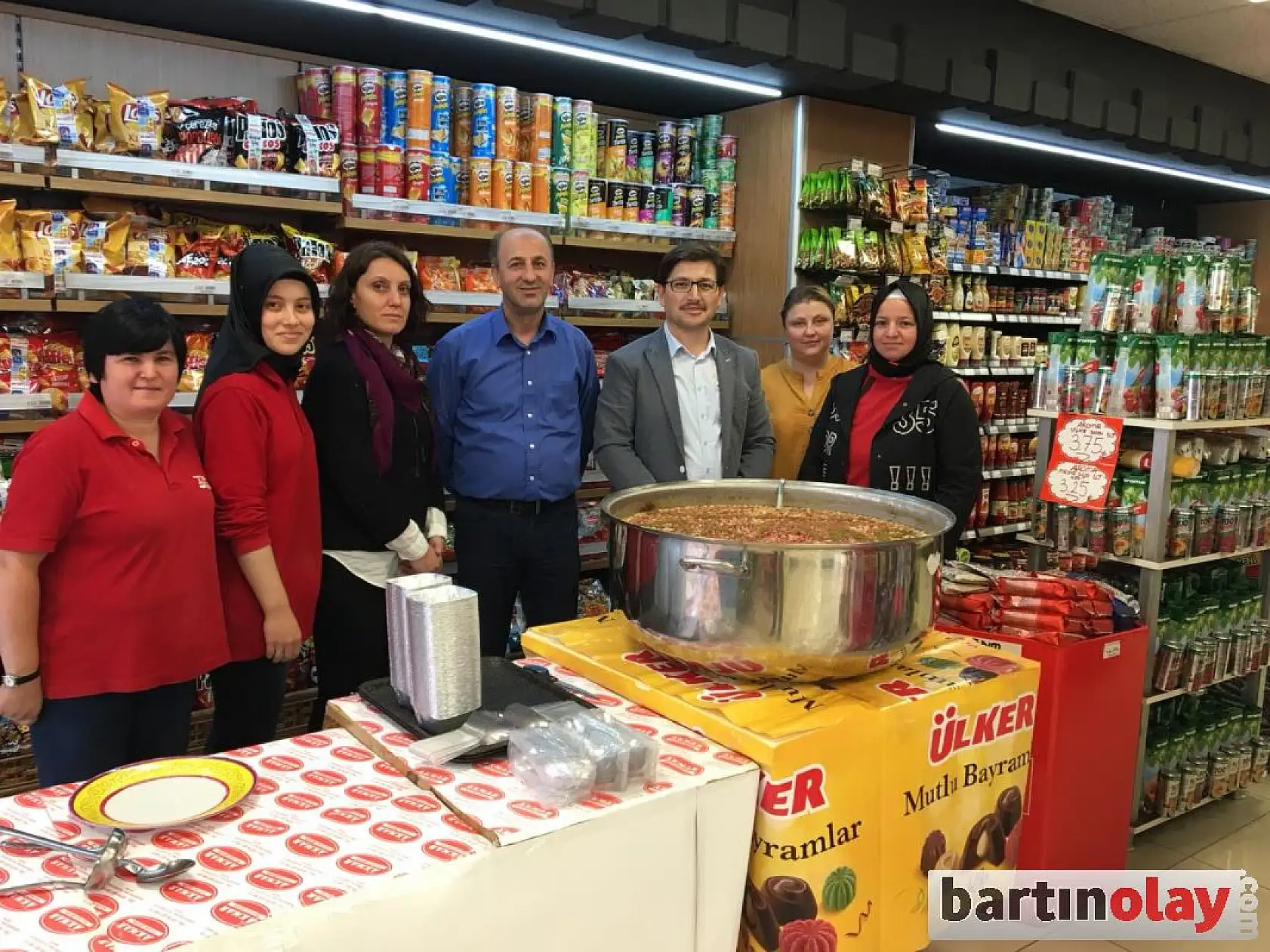 Akmar Market Müşterilerine Aşure İkram Etti 