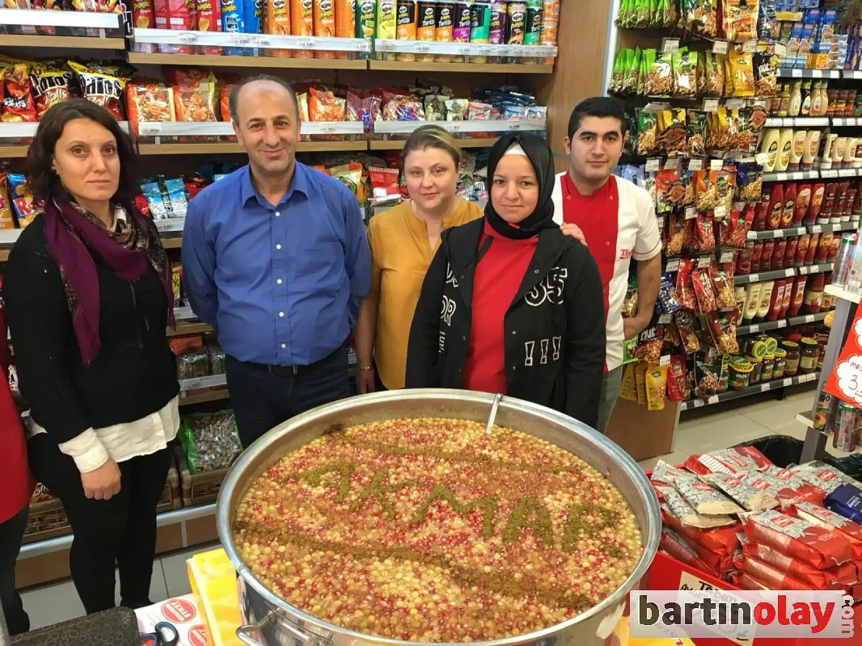 Akmar Market Müşterilerine Aşure İkram Etti 