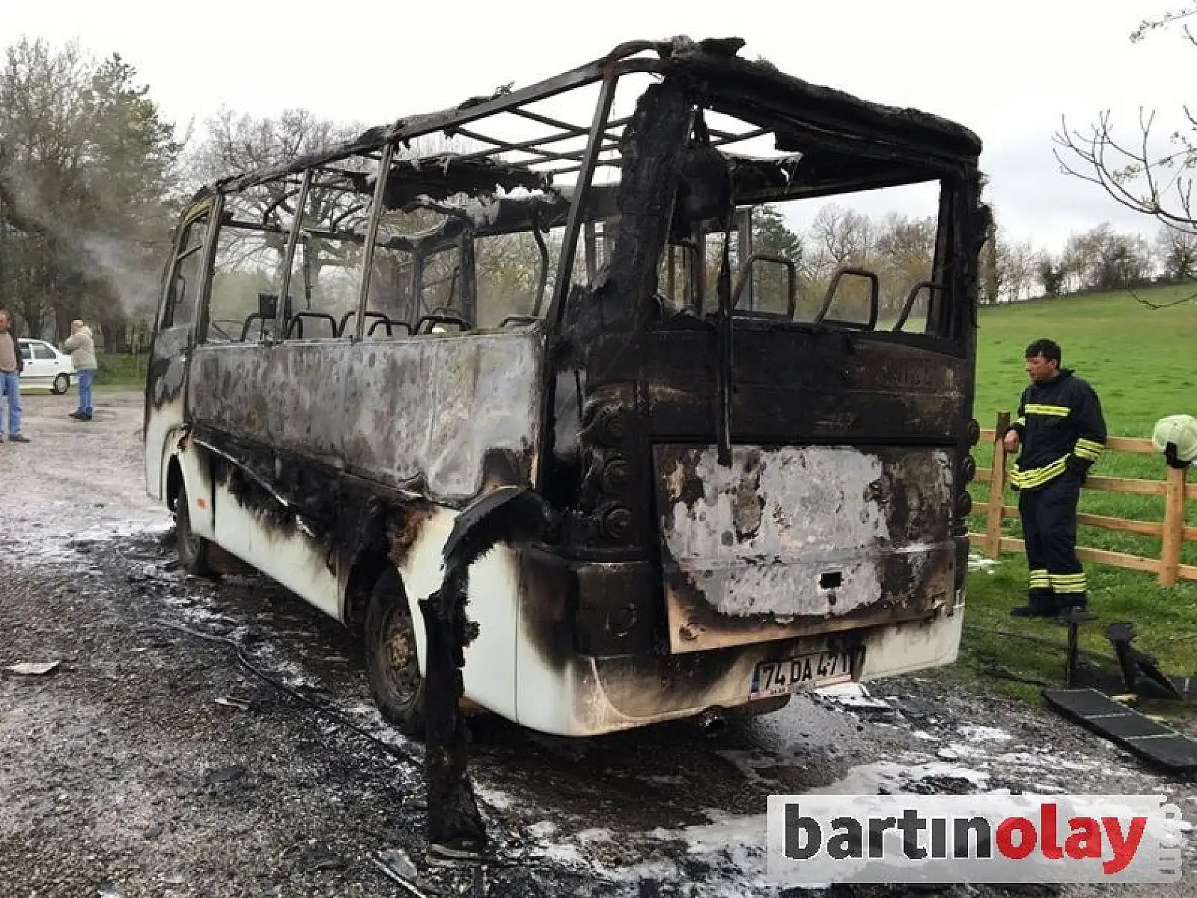 Alev alan İşçi minibüsü yandı