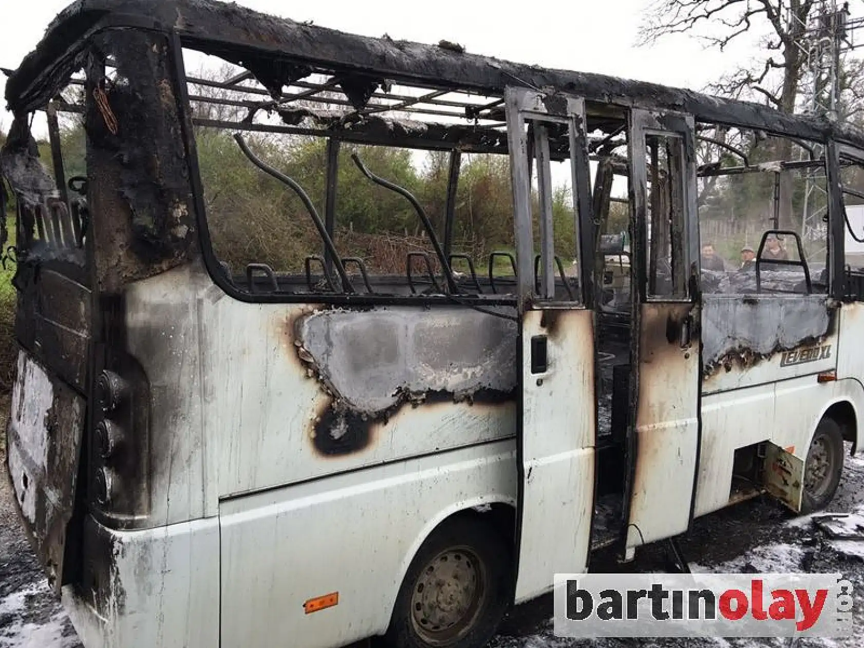 Alev alan İşçi minibüsü yandı