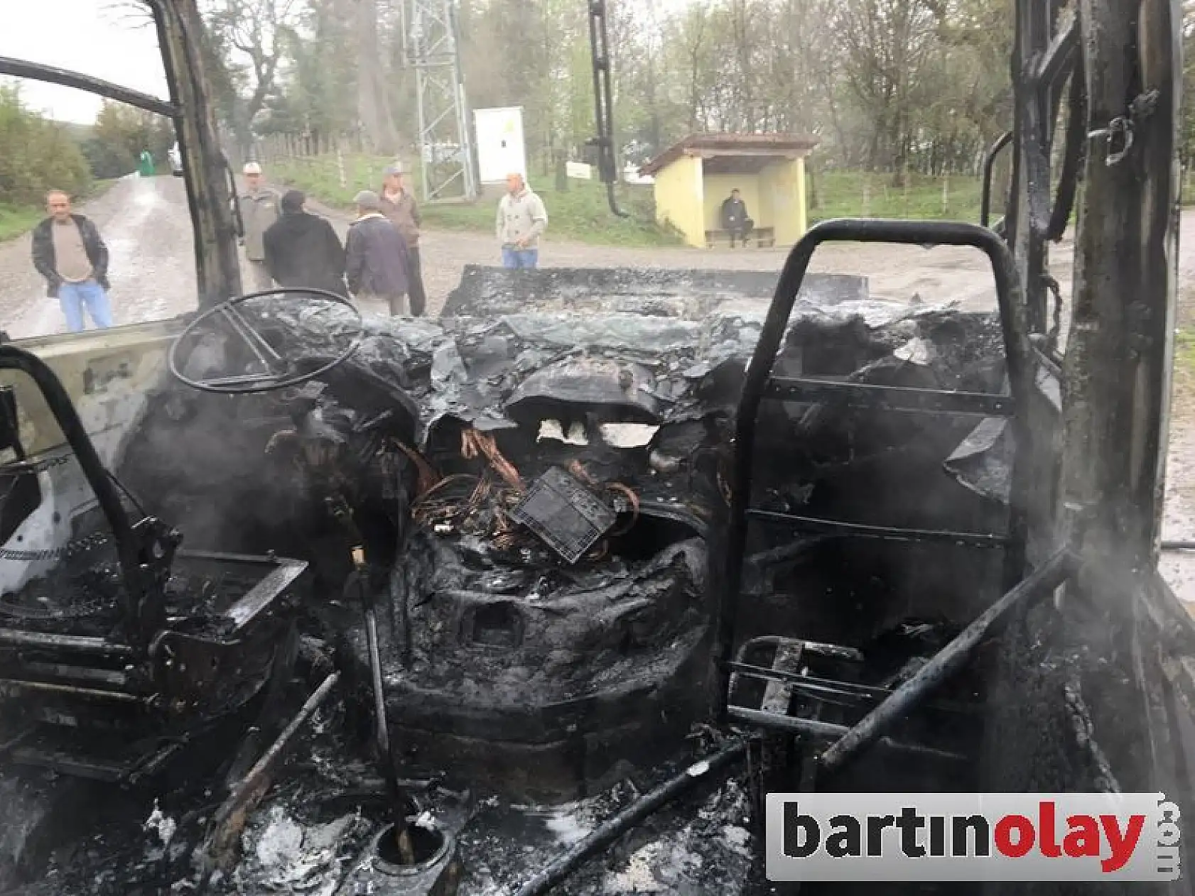 Alev alan İşçi minibüsü yandı