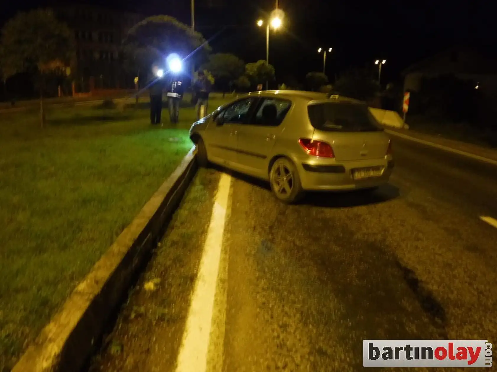 Alkollü kadın sürücü polise çarptı