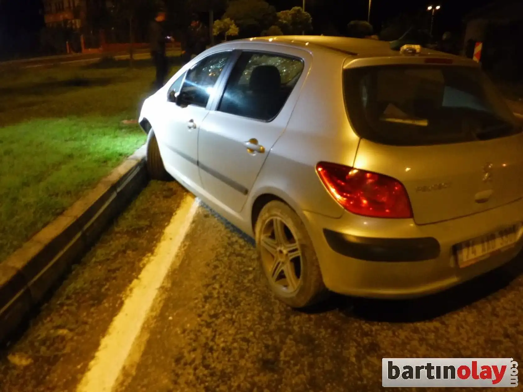 Alkollü kadın sürücü polise çarptı