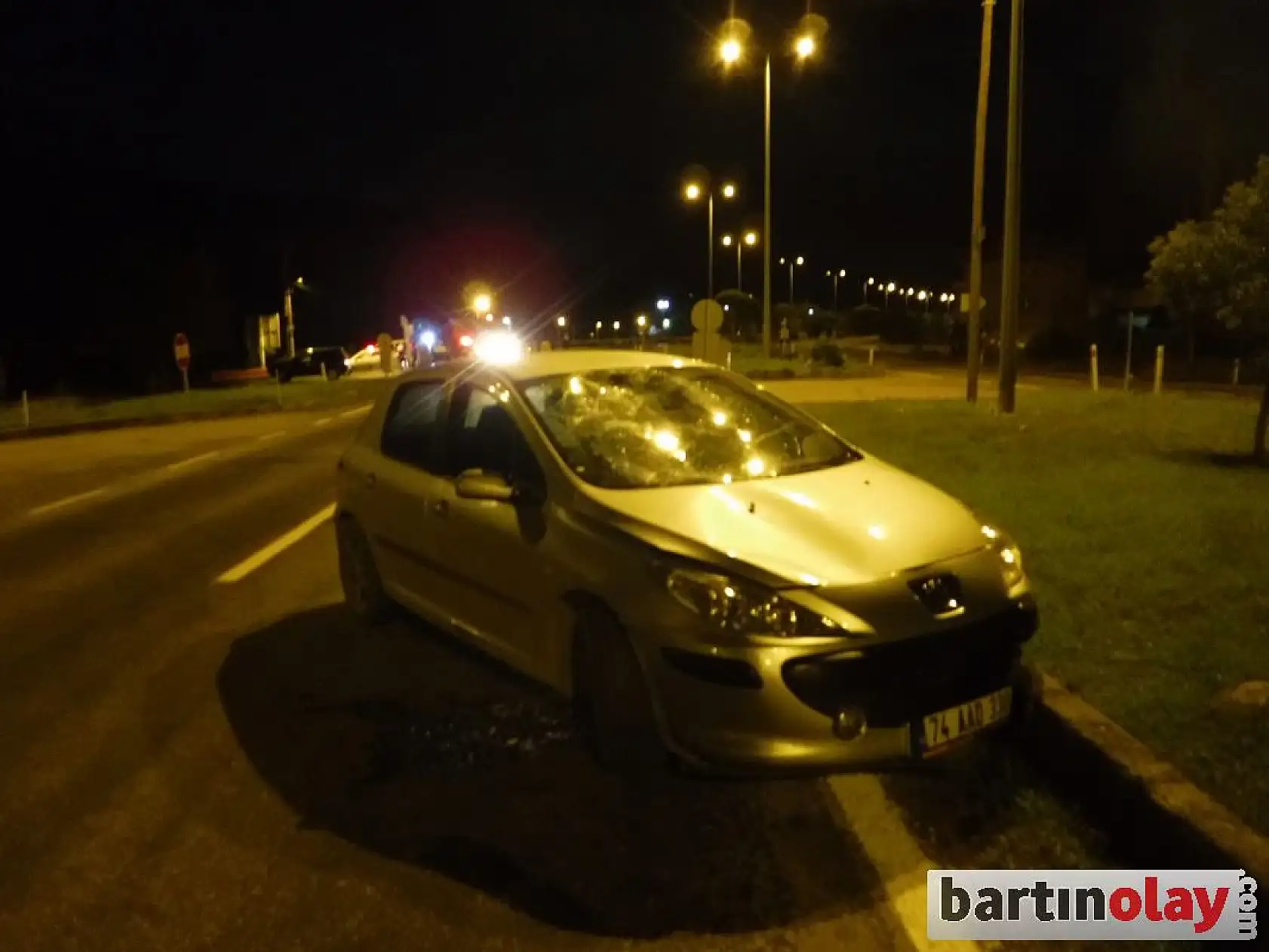 Alkollü kadın sürücü polise çarptı