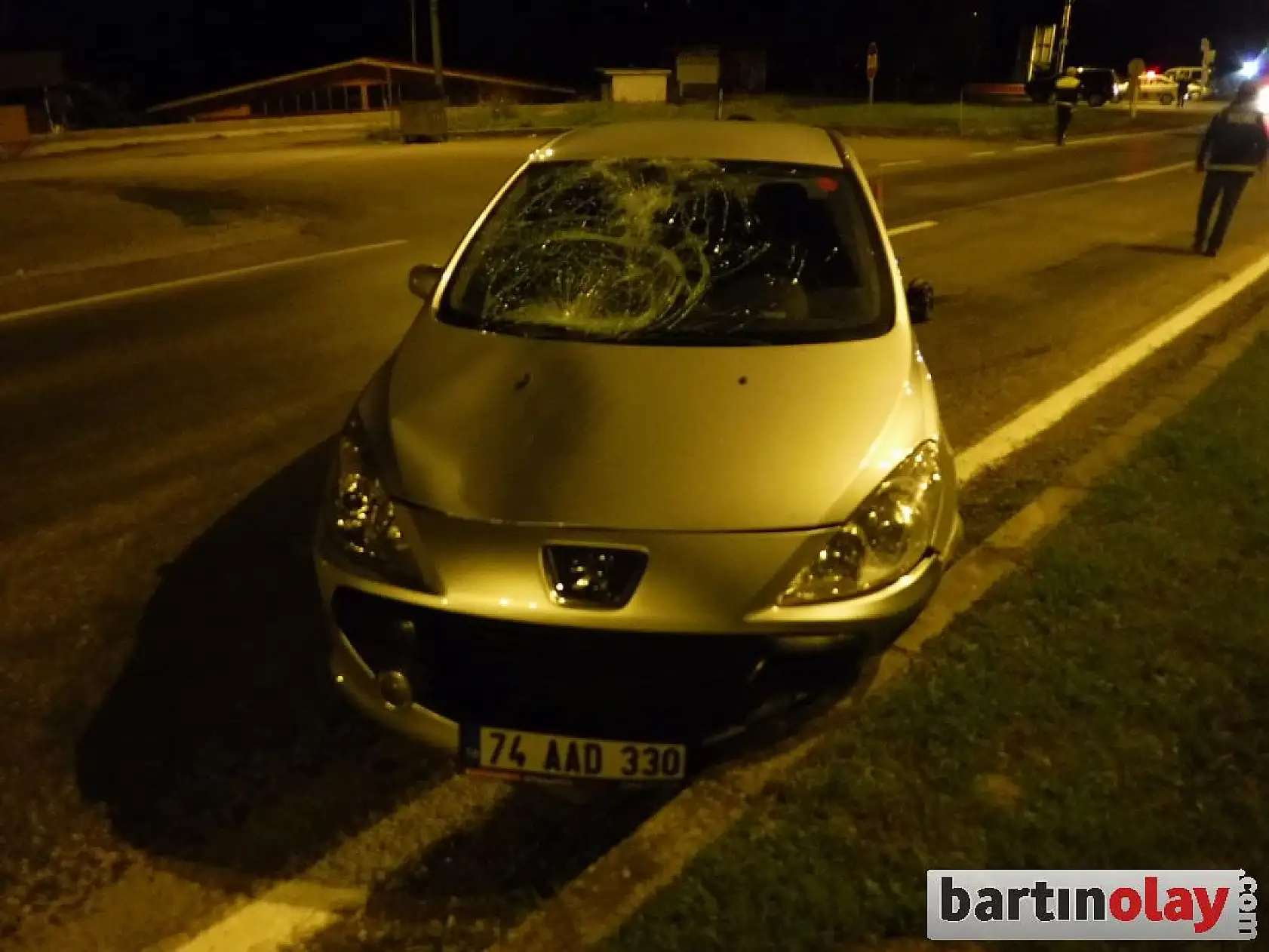 Alkollü kadın sürücü polise çarptı