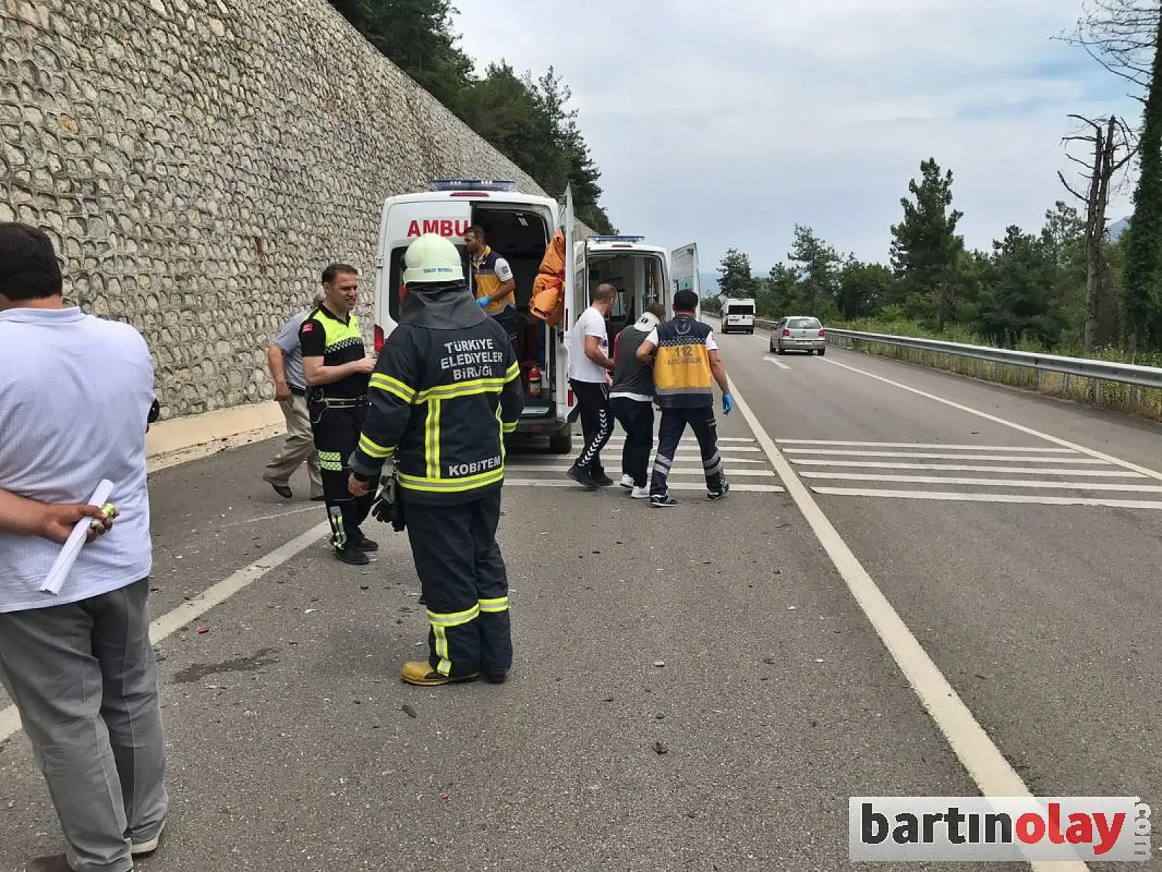 Amasra yolunda iki araç çarpıştı