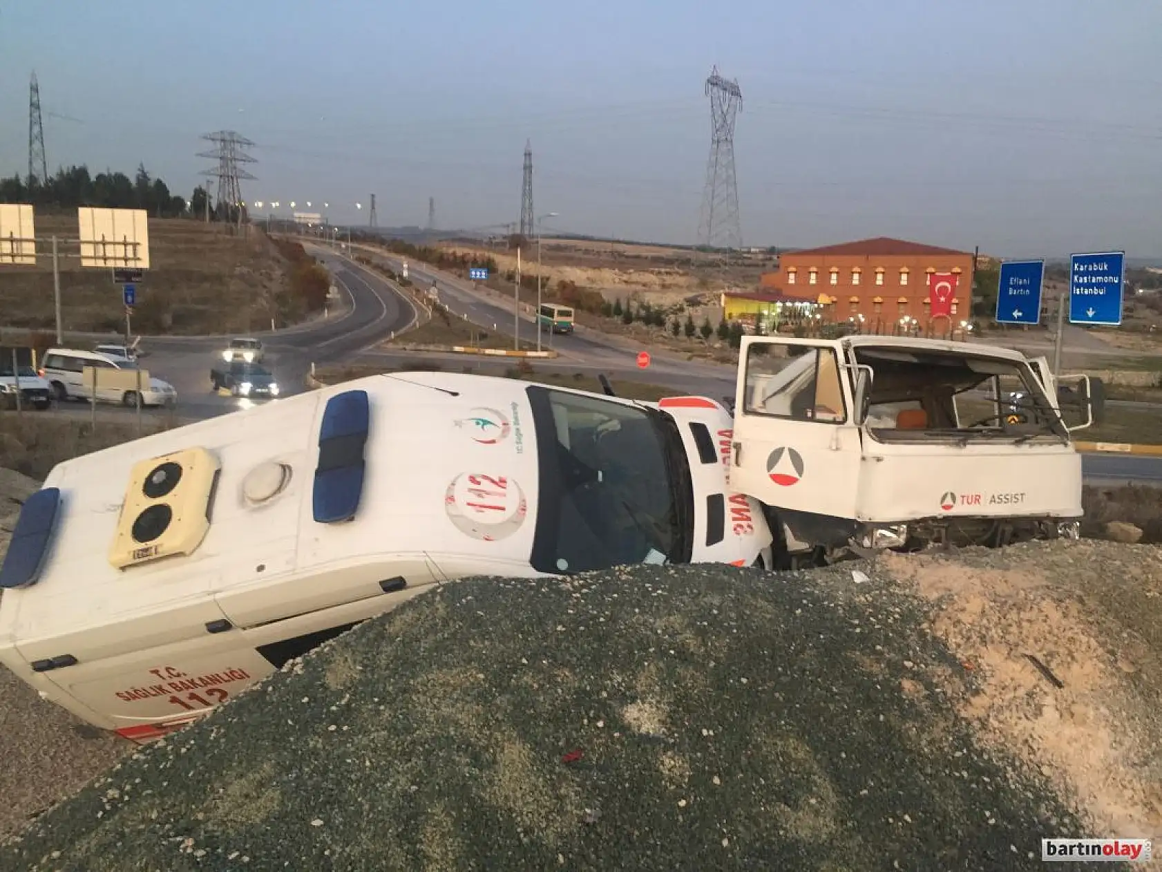 Ambulans taşıyan çekici kaza yaptı