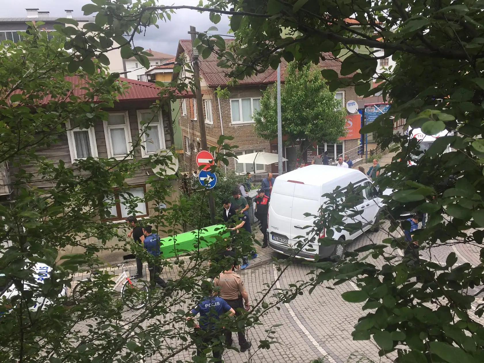 Annesini bıçaklayarak öldürdü