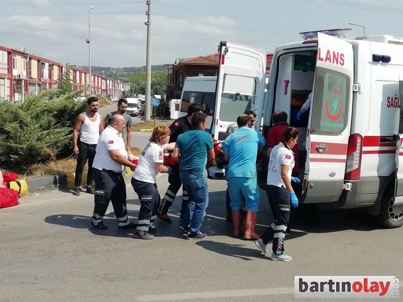 Arabanın çarptığı kadın ağır yaralı