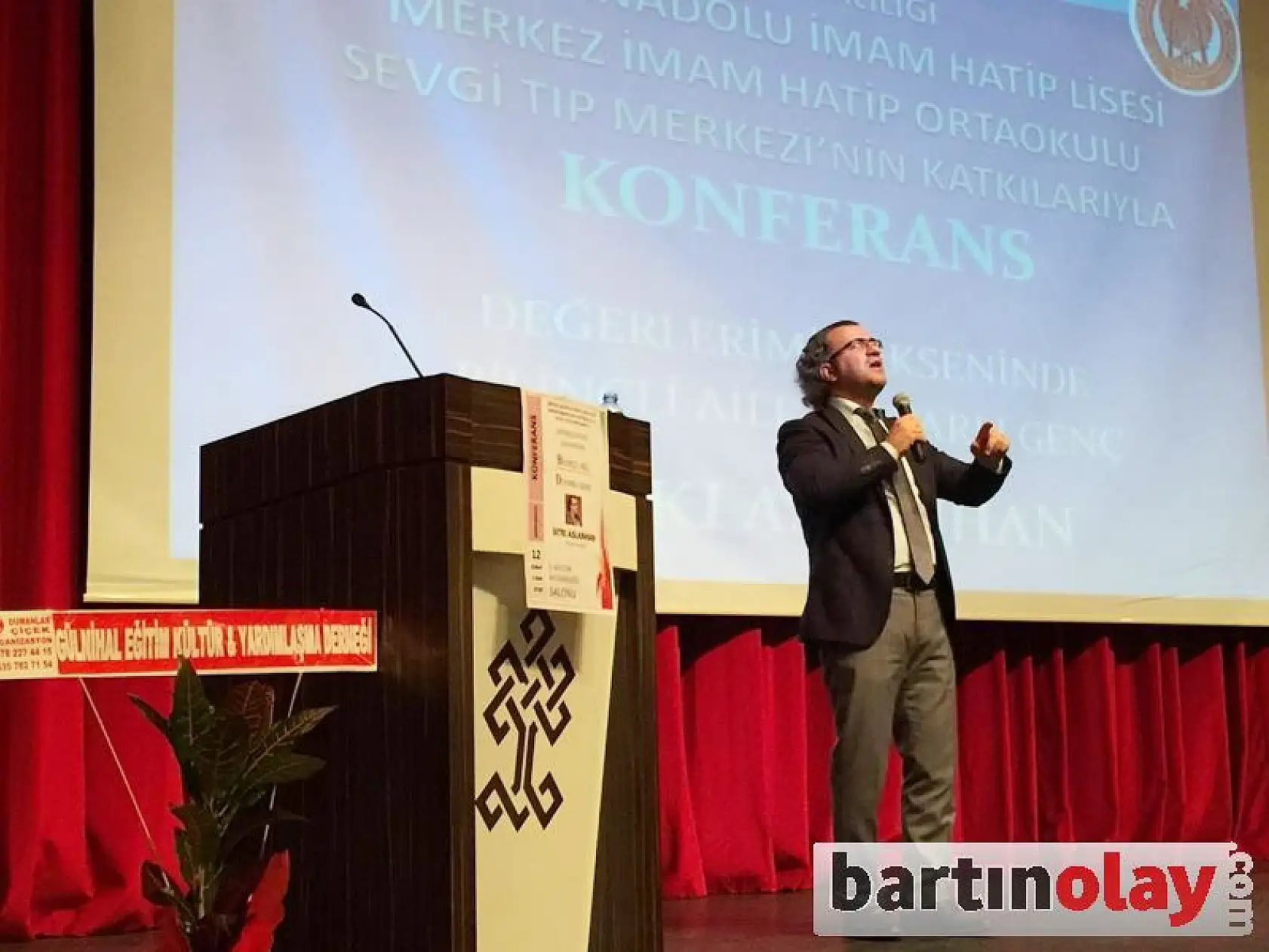 Aslanhan'ın Konferansına Yoğun İlgi