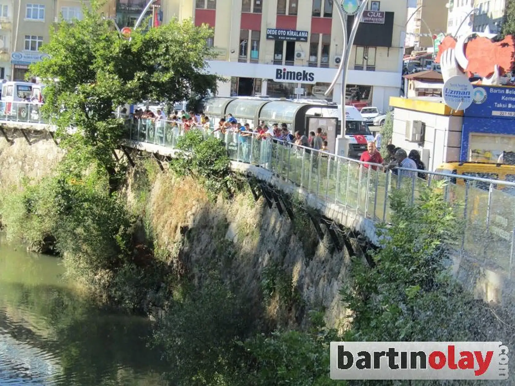 Irmağında balıklar can çekişiyor