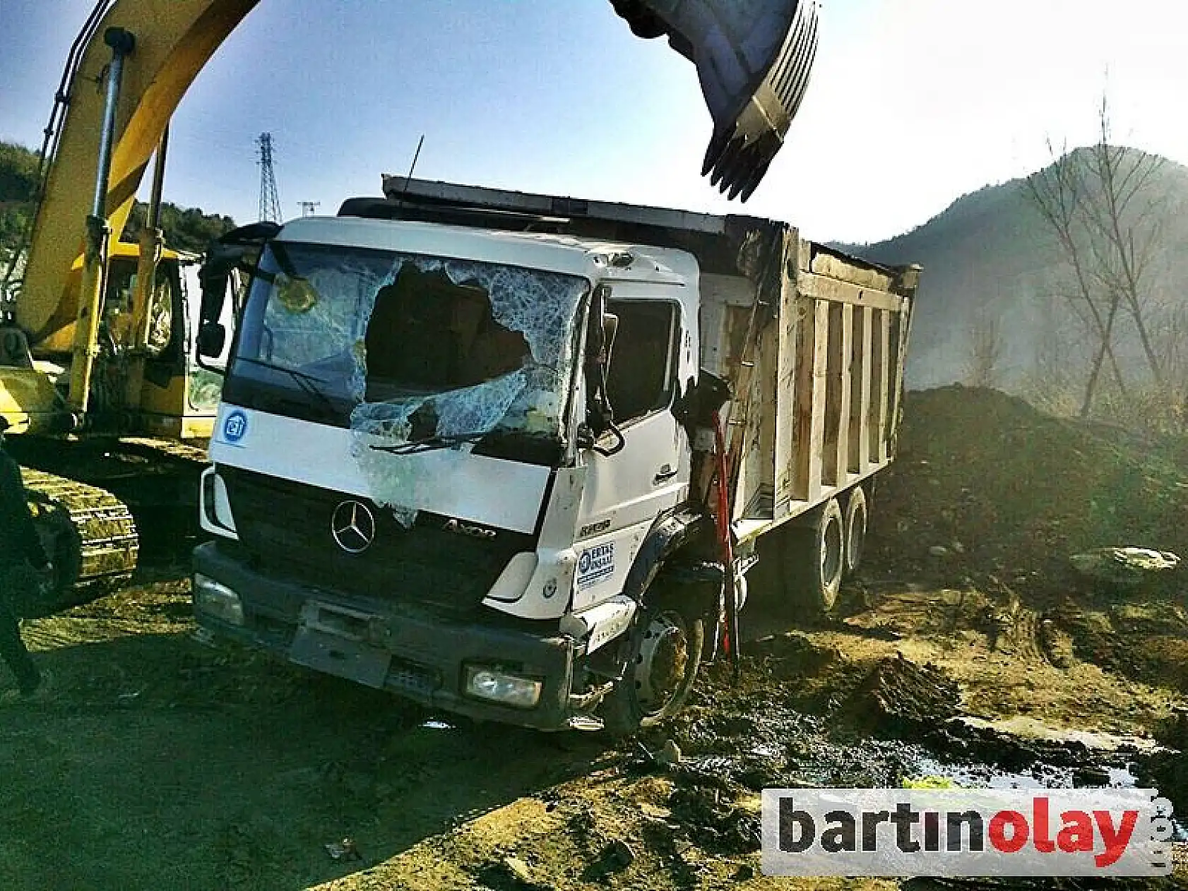 Hafriyat kamyonu devrildi