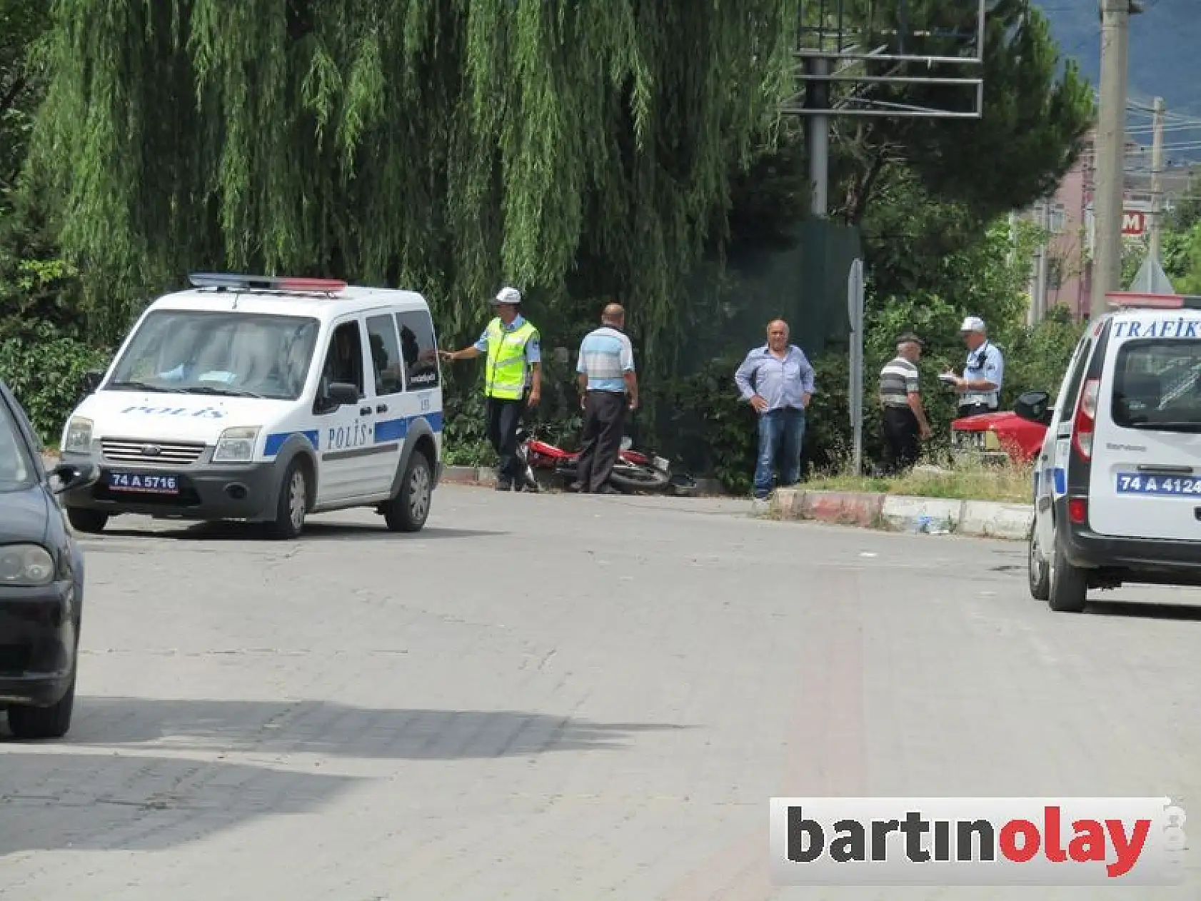 Motosiklet ile Otomobil Çarpıştı