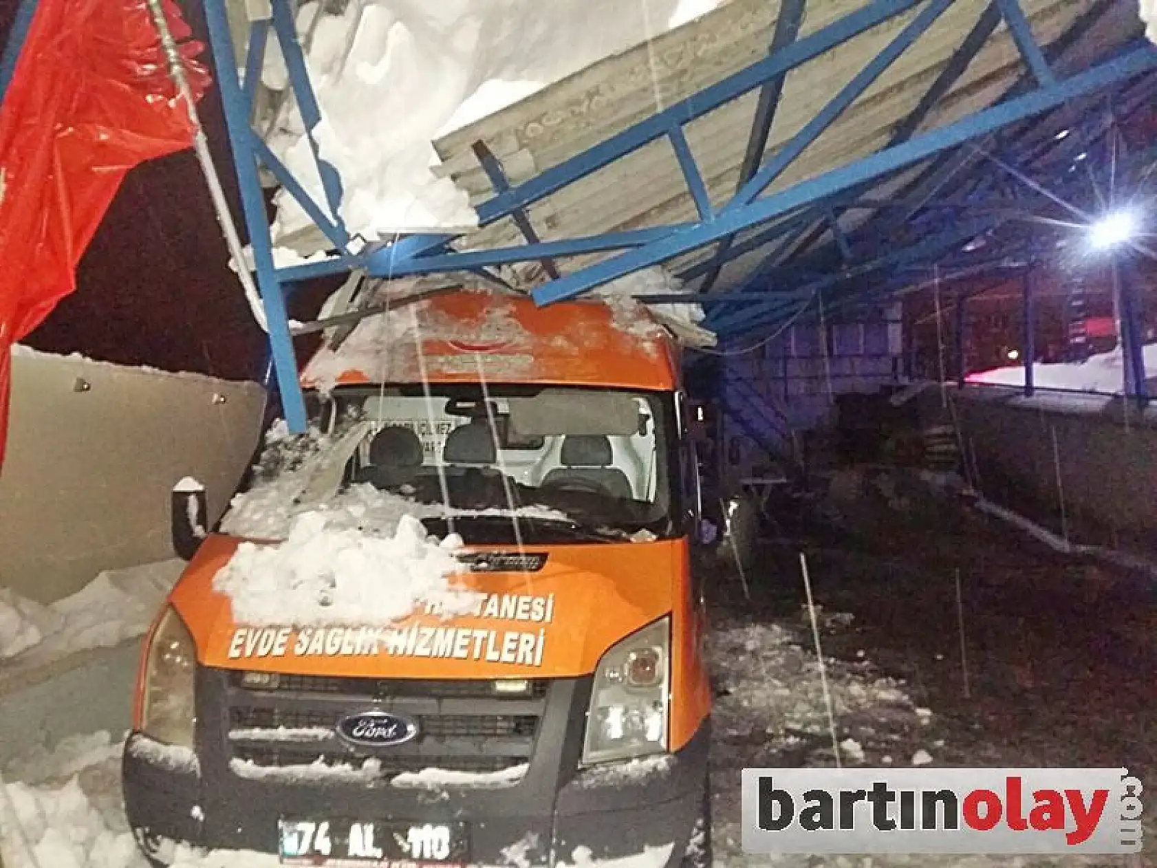 Ambulansların üzerine çatı çöktü