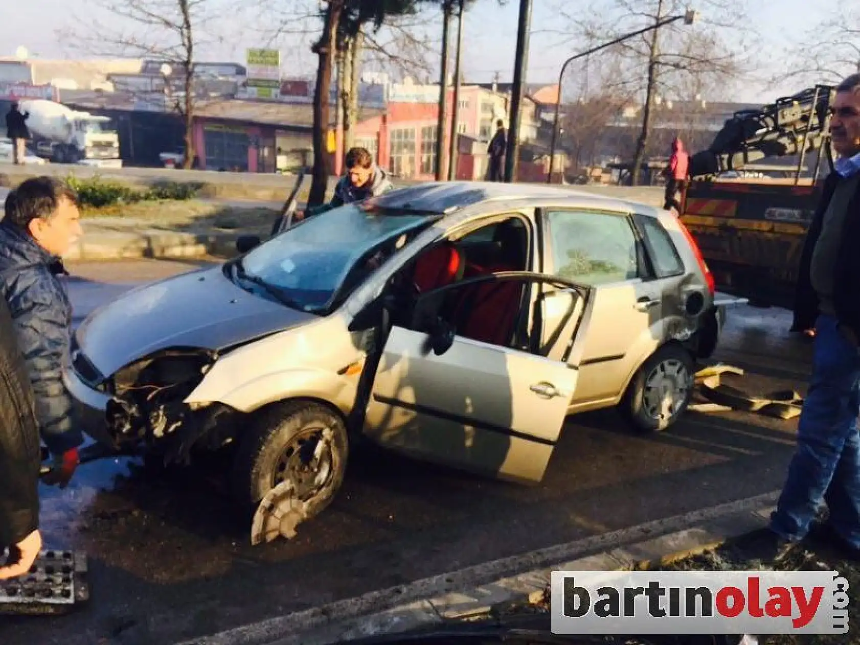 Otomobil buz tutan yolda takla attı