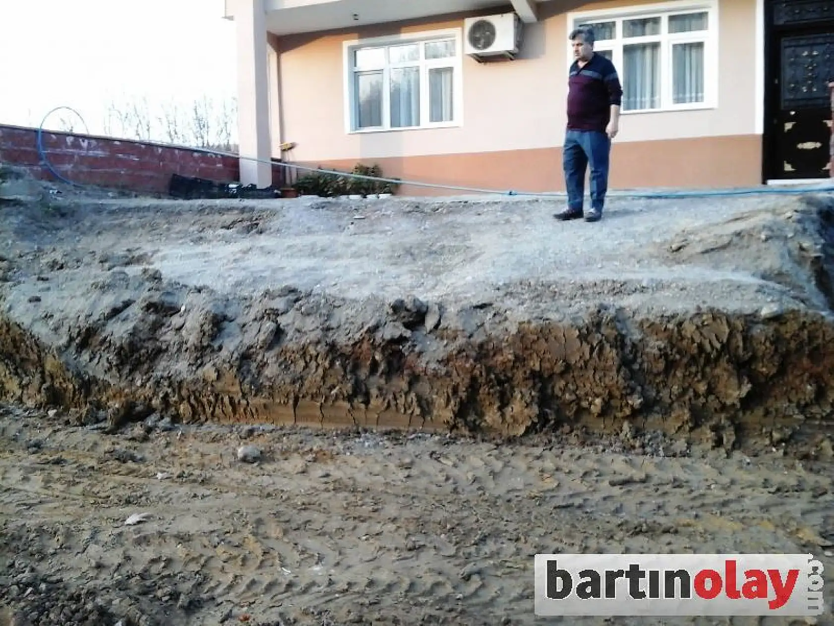 Yol nedeniyle evinin girişi kapandı