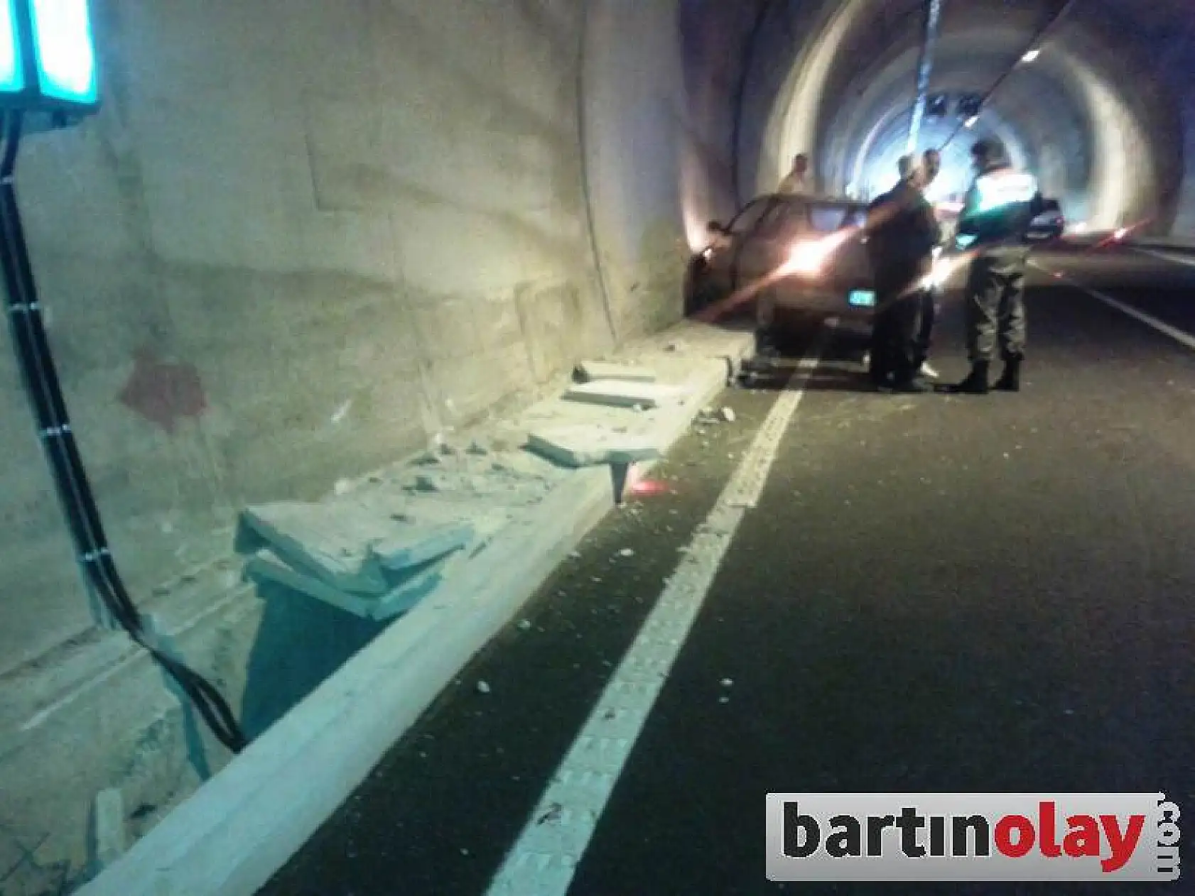 Otomobil Tünel içinde duvara çarptı