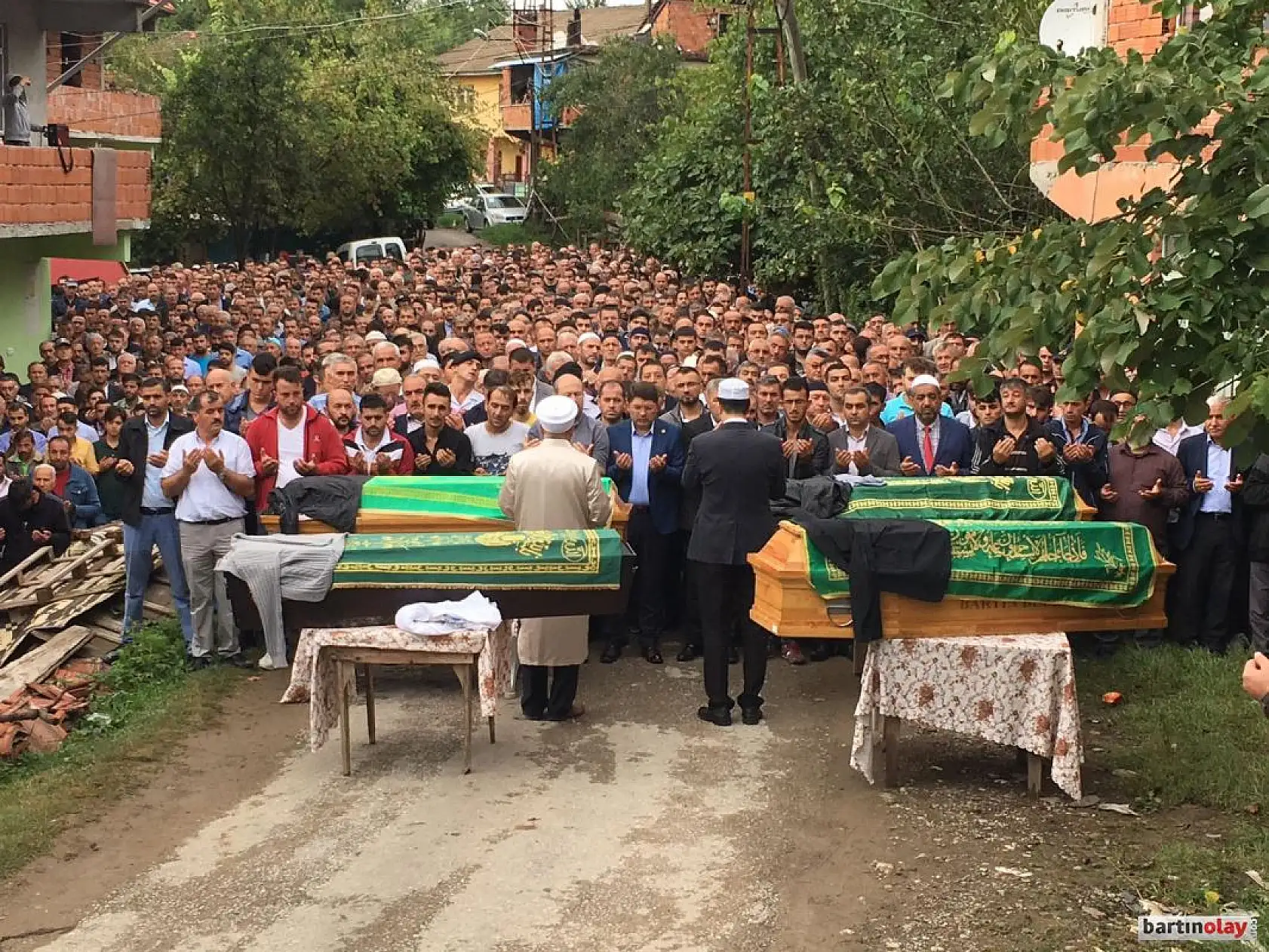 Baba, iki oğlu ve damadı defnedildi